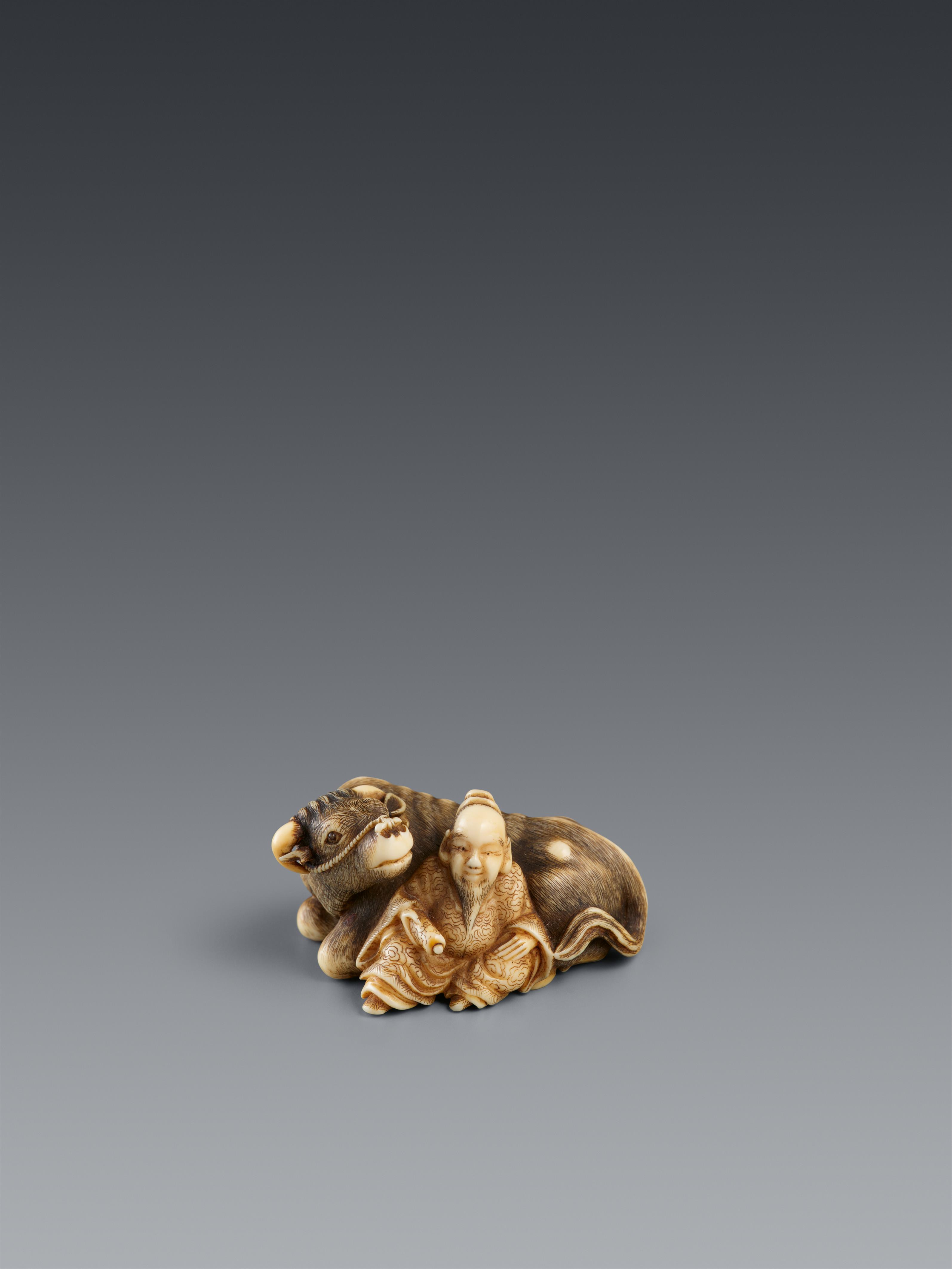 An ivory netsuke of a Chinese scholar sitting next to an ox. 19th century - image-1