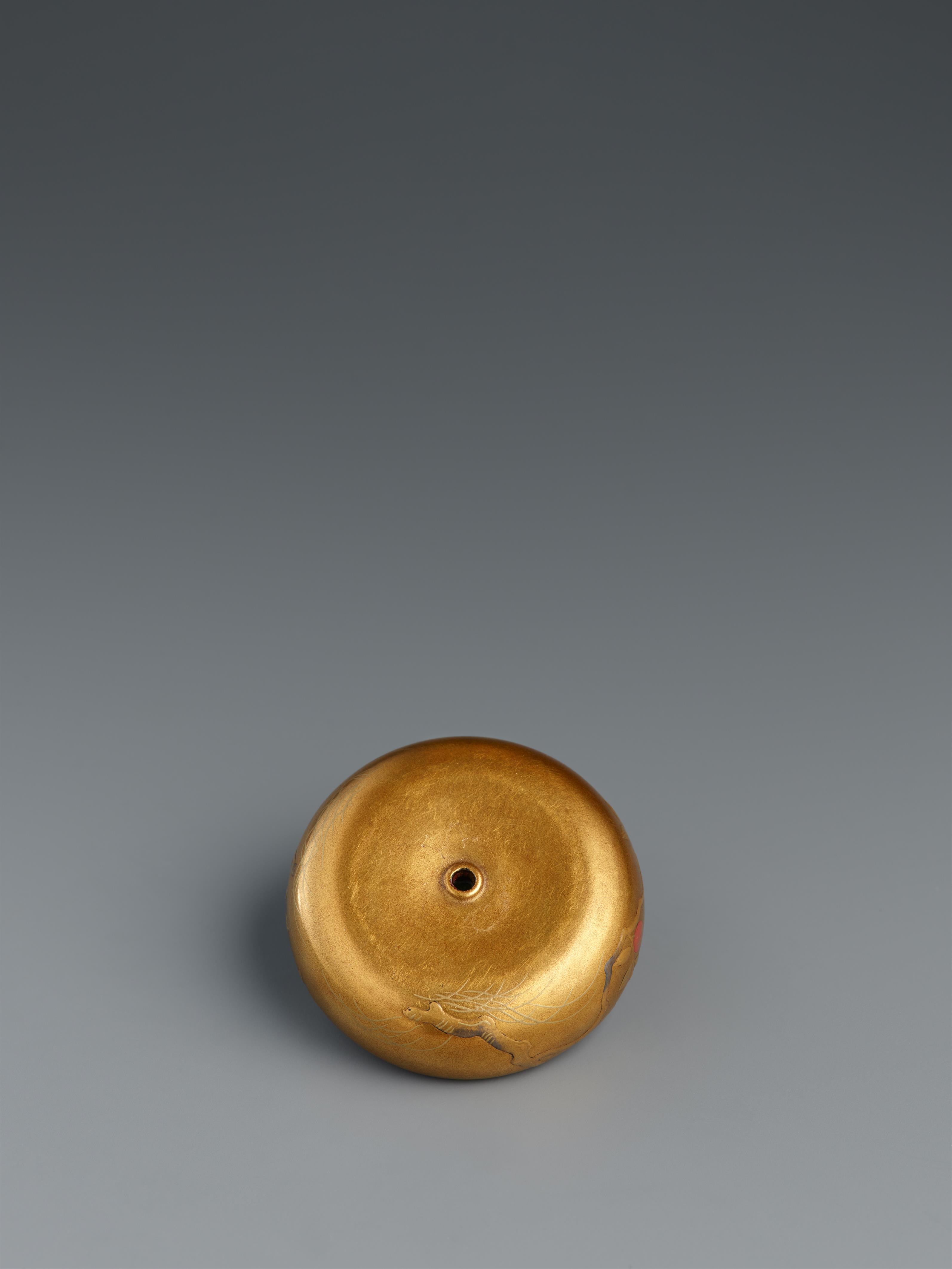 A gold and lacquered wood kagamibuta netsuke. Mid 19th century - image-2