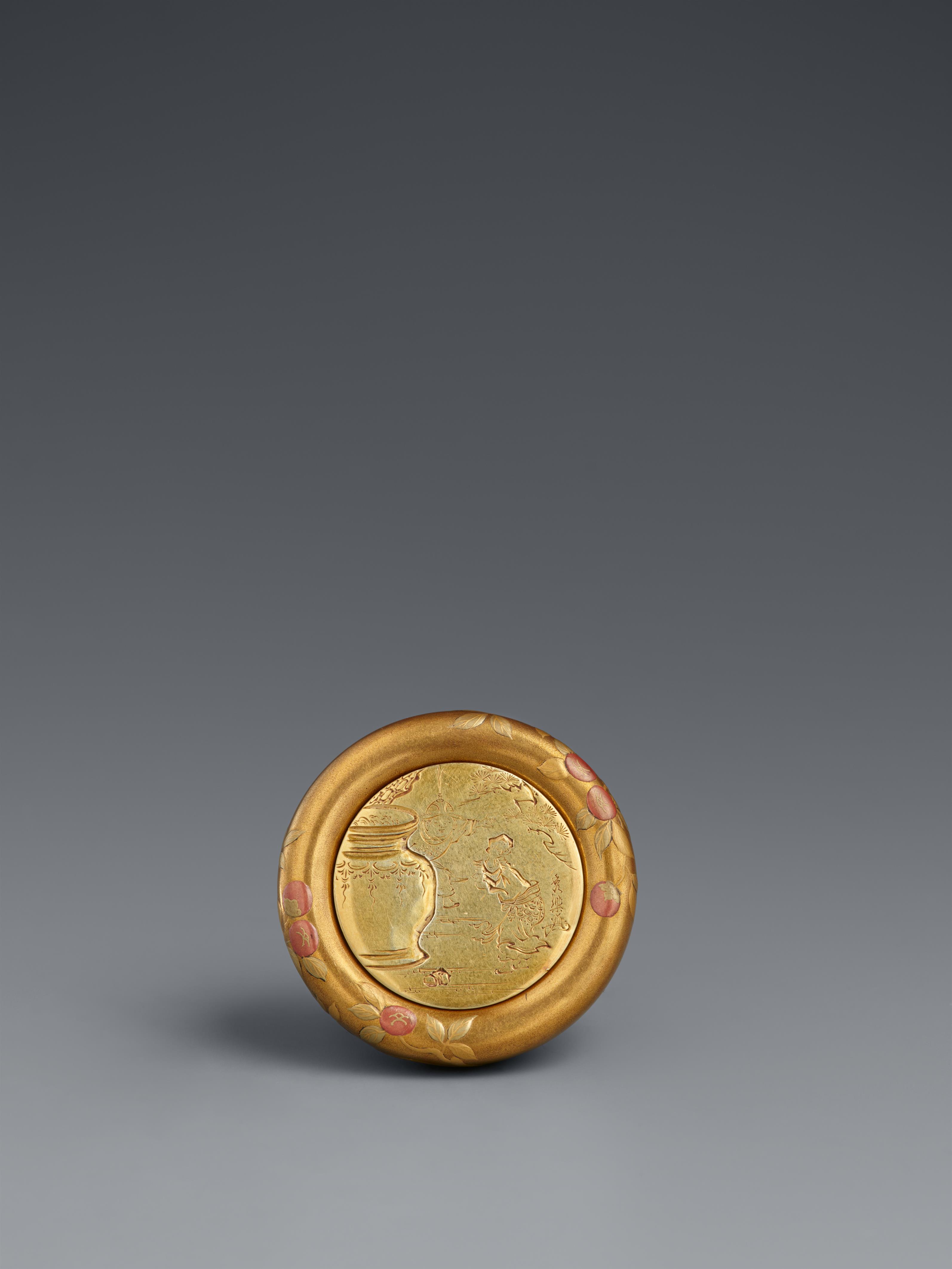 A gold and lacquered wood kagamibuta netsuke. Mid 19th century - image-1