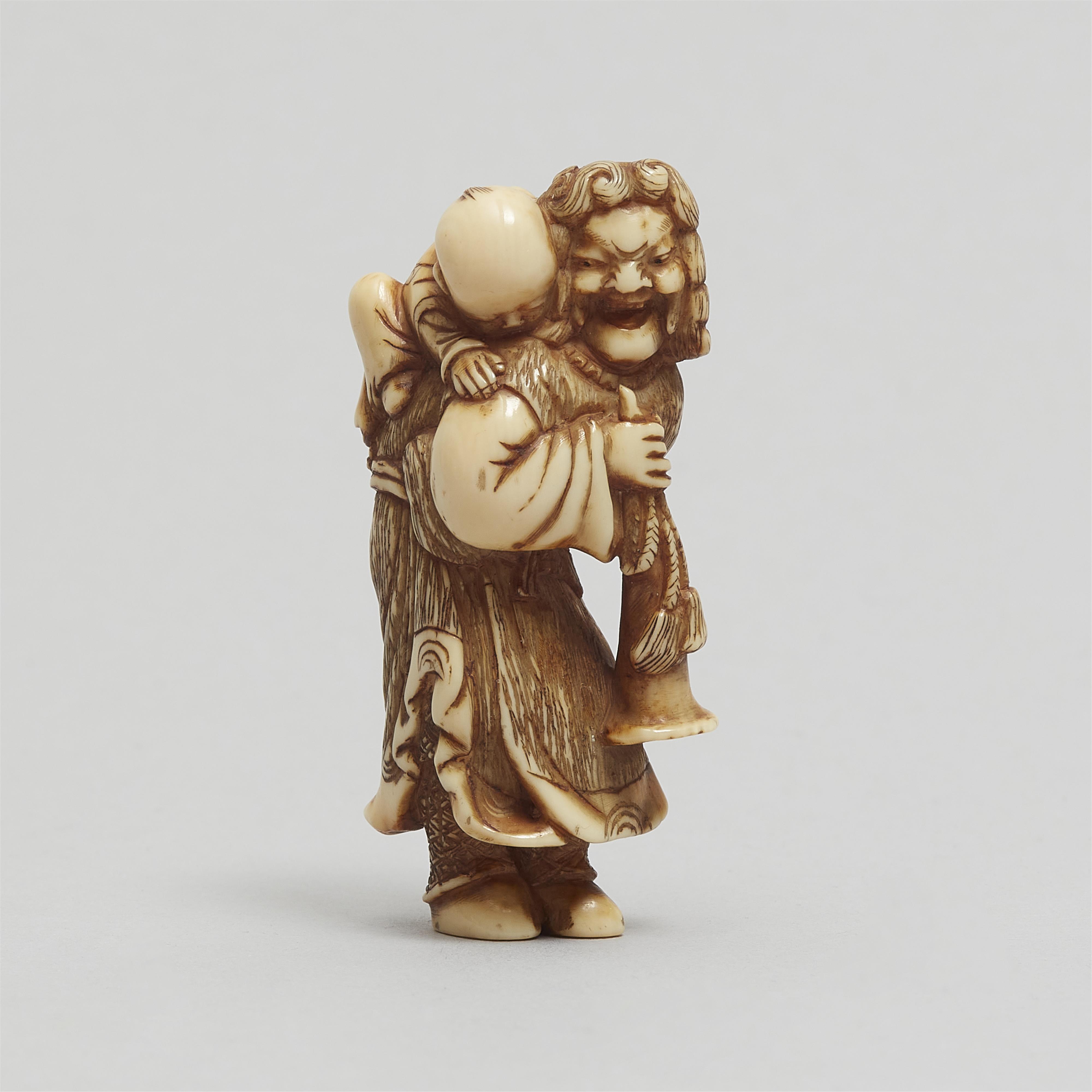 Netsuke eines Holländers mit Knabe. Elfenbein. Um 1800 - image-3