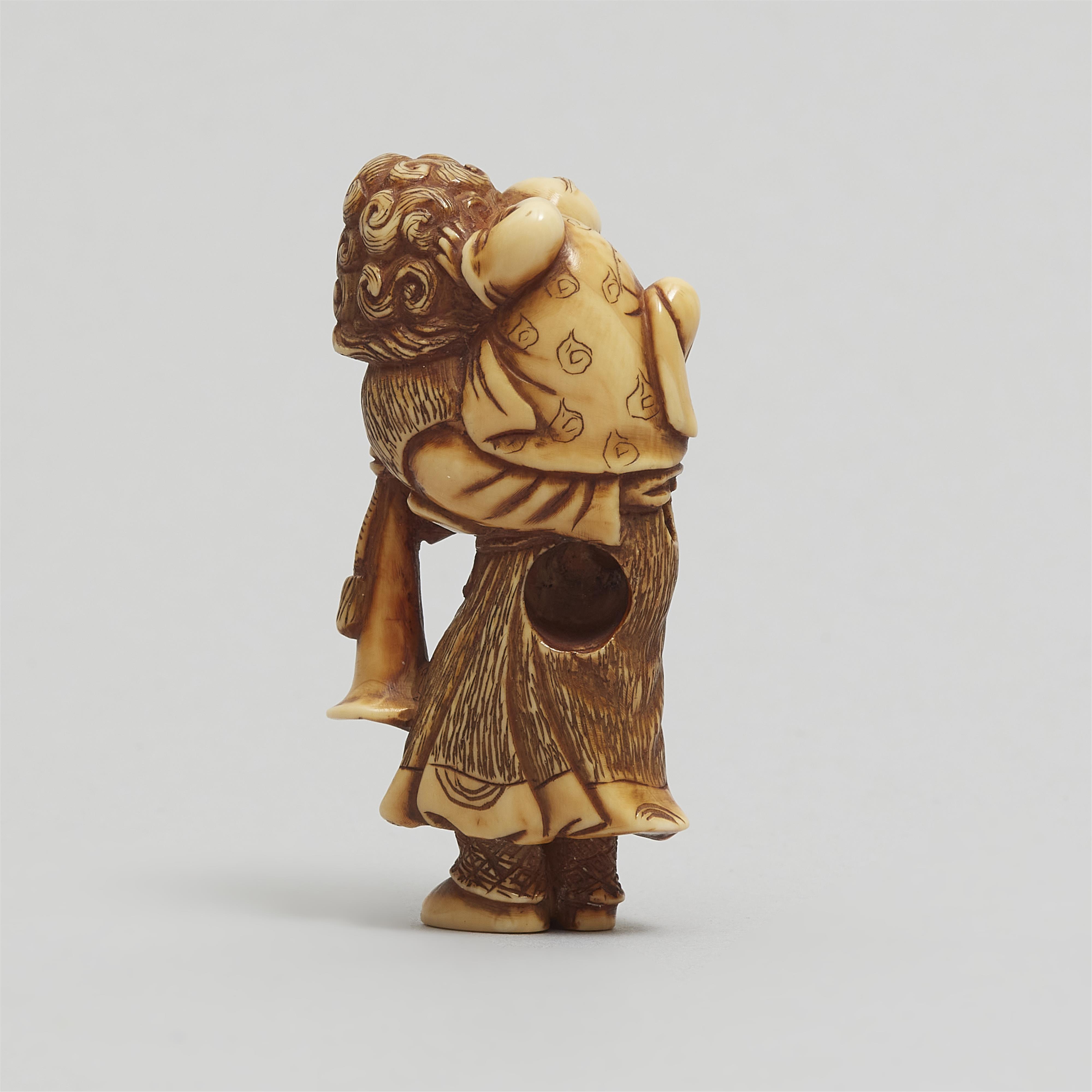 Netsuke eines Holländers mit Knabe. Elfenbein. Um 1800 - image-5