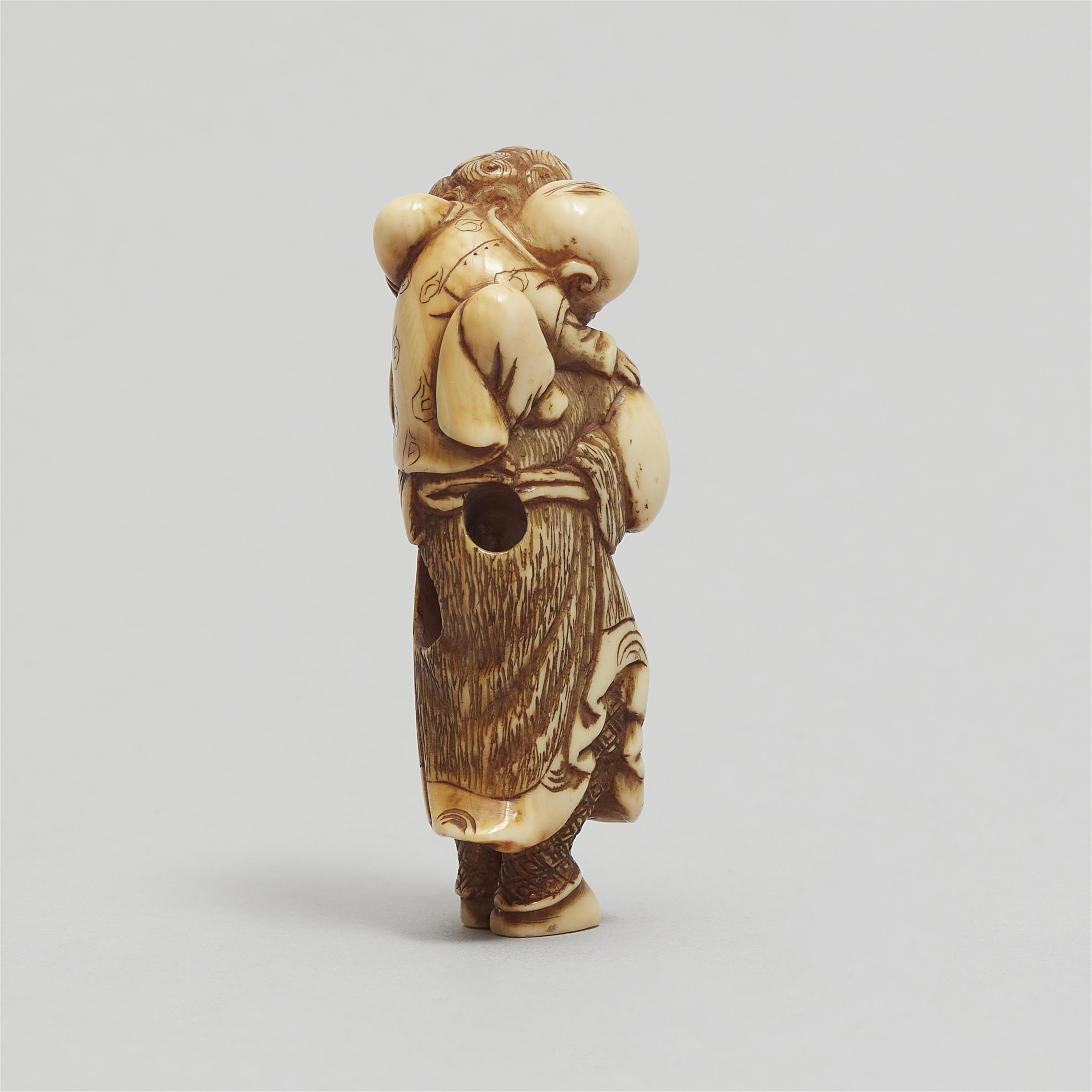 Netsuke eines Holländers mit Knabe. Elfenbein. Um 1800 - image-6