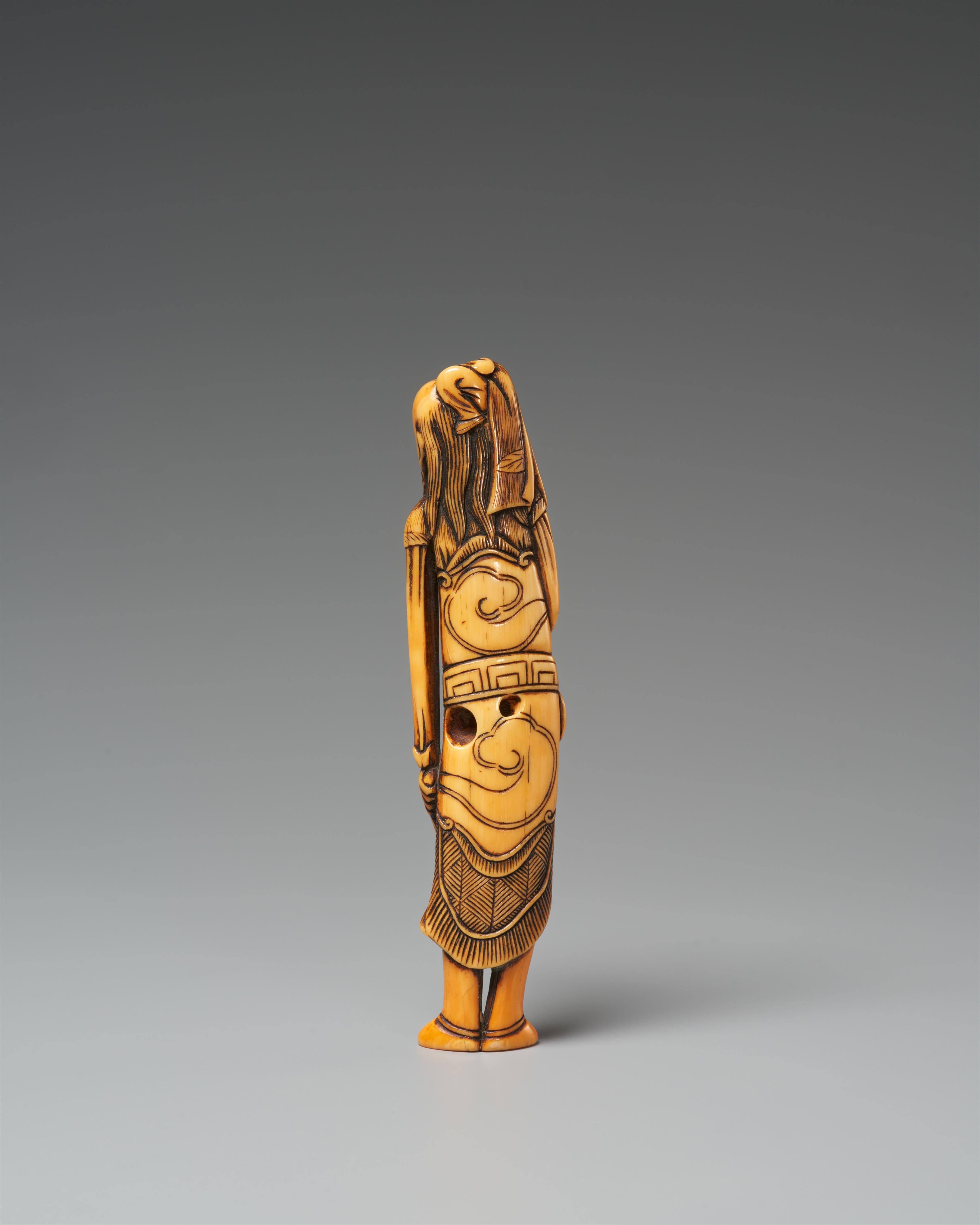 An ivory netsuke of a giant foreigner with a small figure. 18th century - image-2