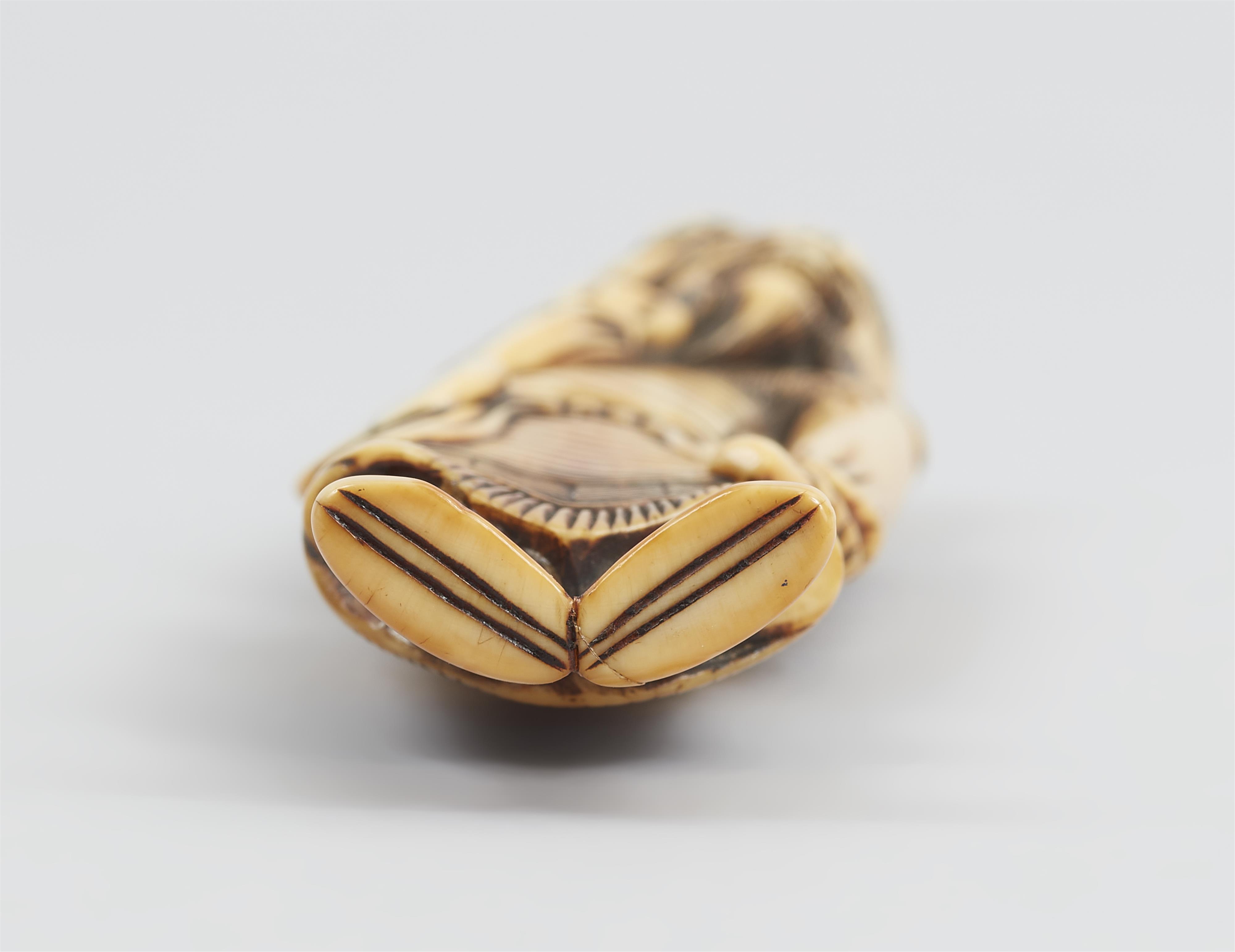 An ivory netsuke of a giant foreigner with a small figure. 18th century - image-6