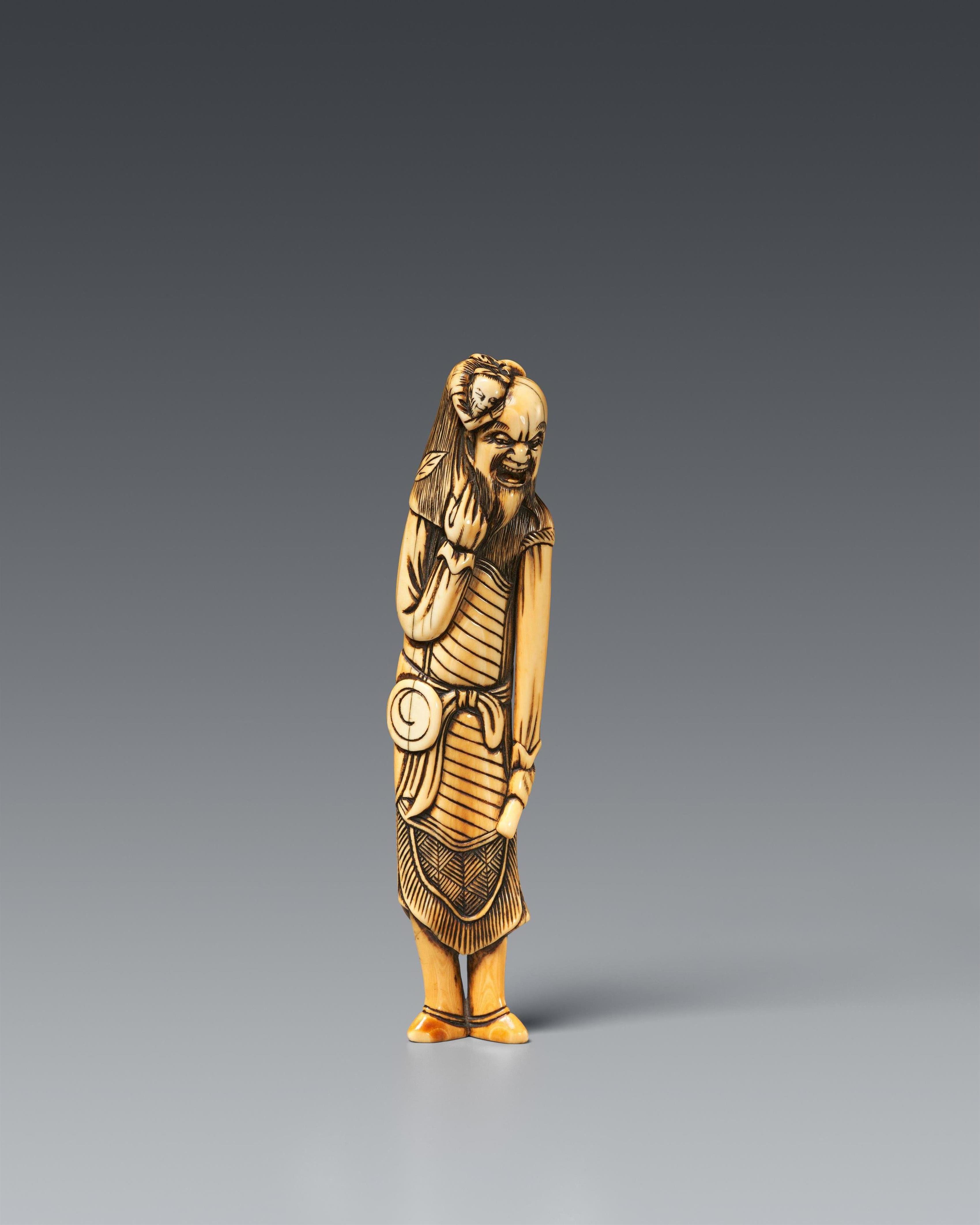An ivory netsuke of a giant foreigner with a small figure. 18th century - image-1