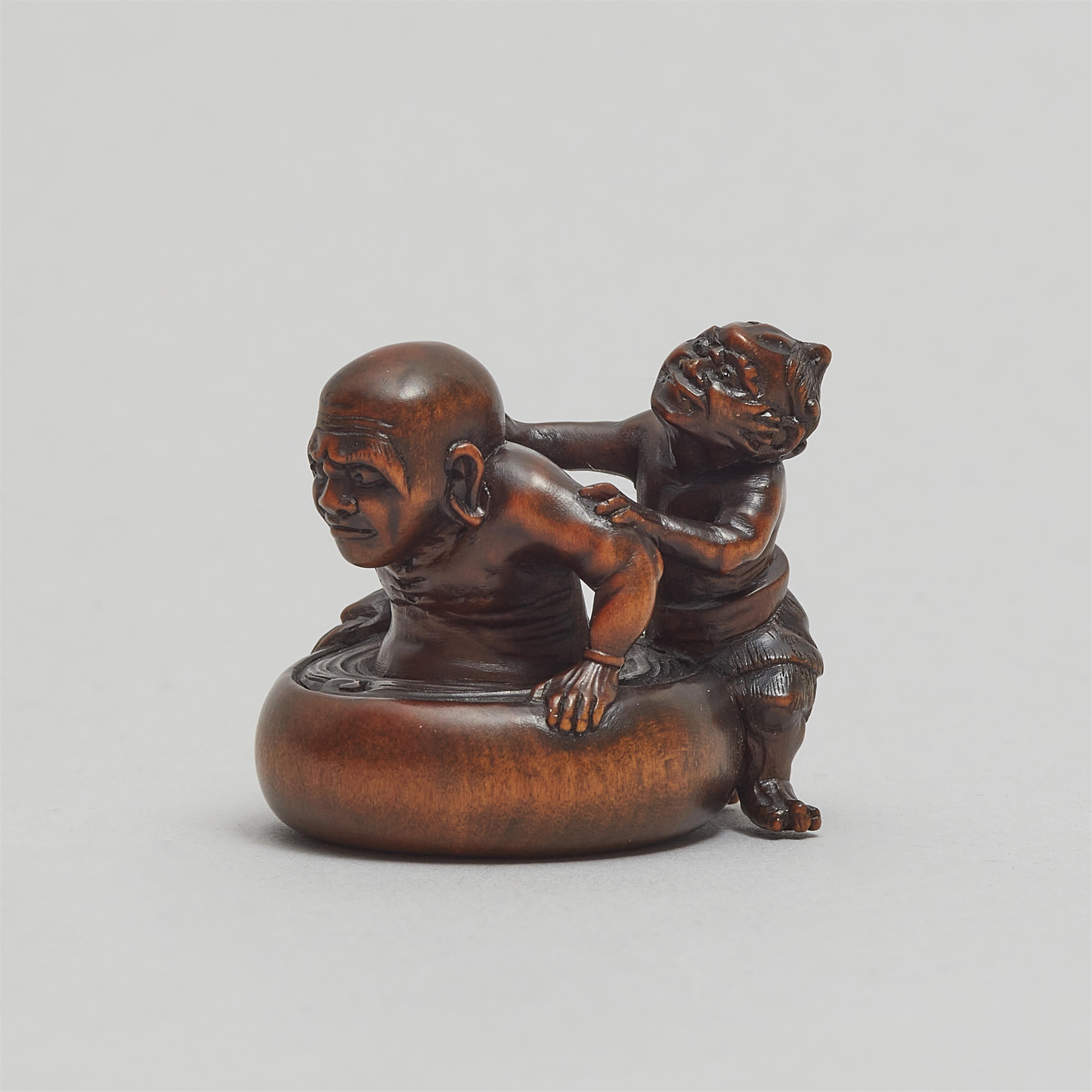 A boxwood netsuke of Daruma or rakan being washed by an oni. Second half 19th entury - image-3