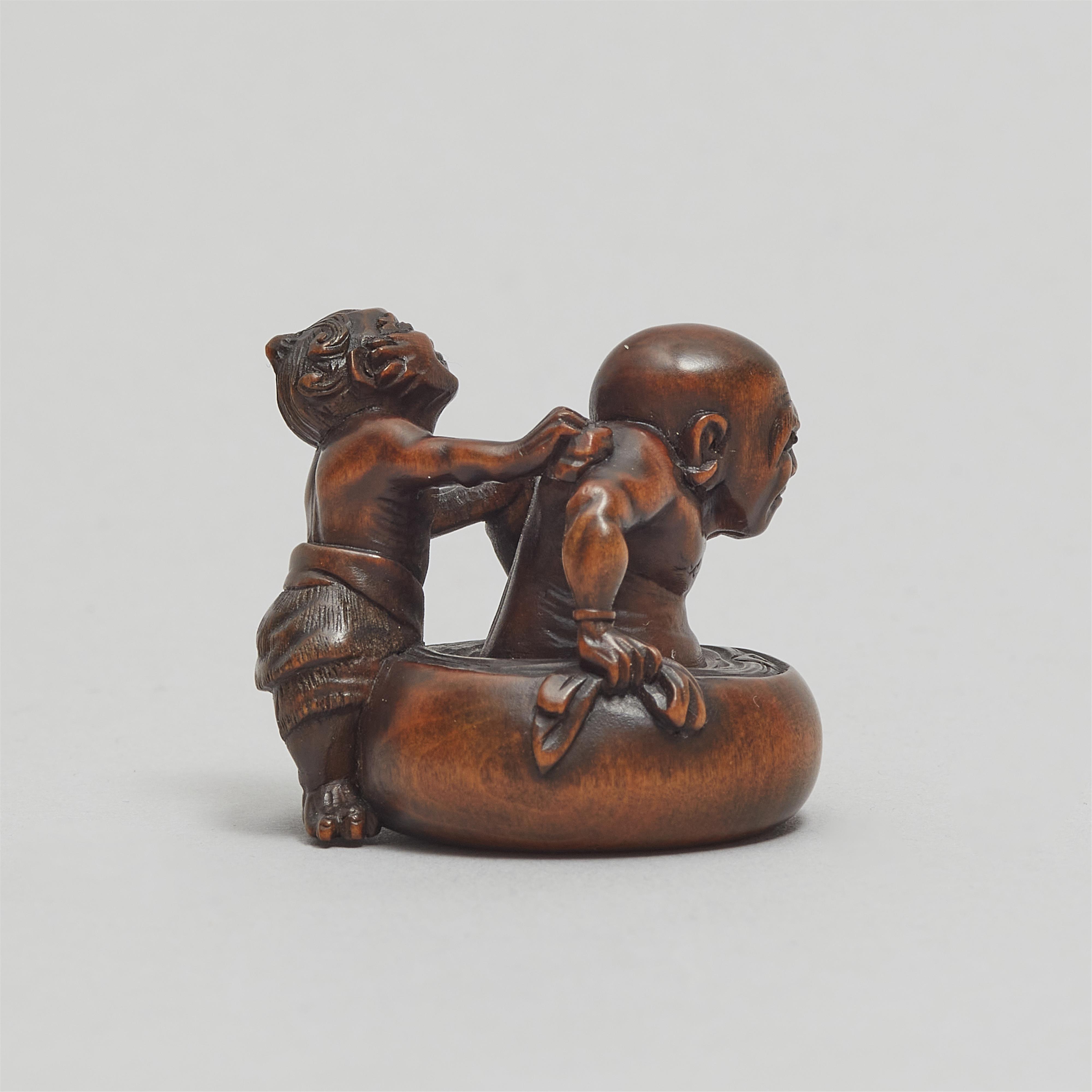 A boxwood netsuke of Daruma or rakan being washed by an oni. Second half 19th entury - image-5