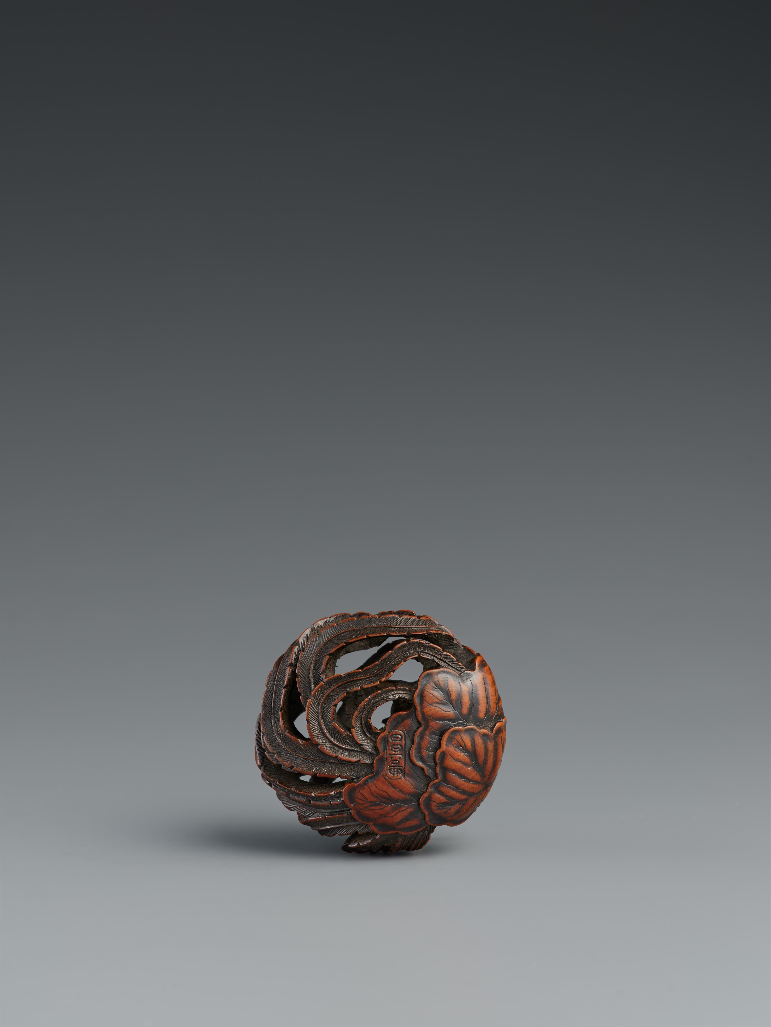 A boxwood ryūsa-manjū netsuke of a phoenix. Tanba. Mid-19th century - image-2