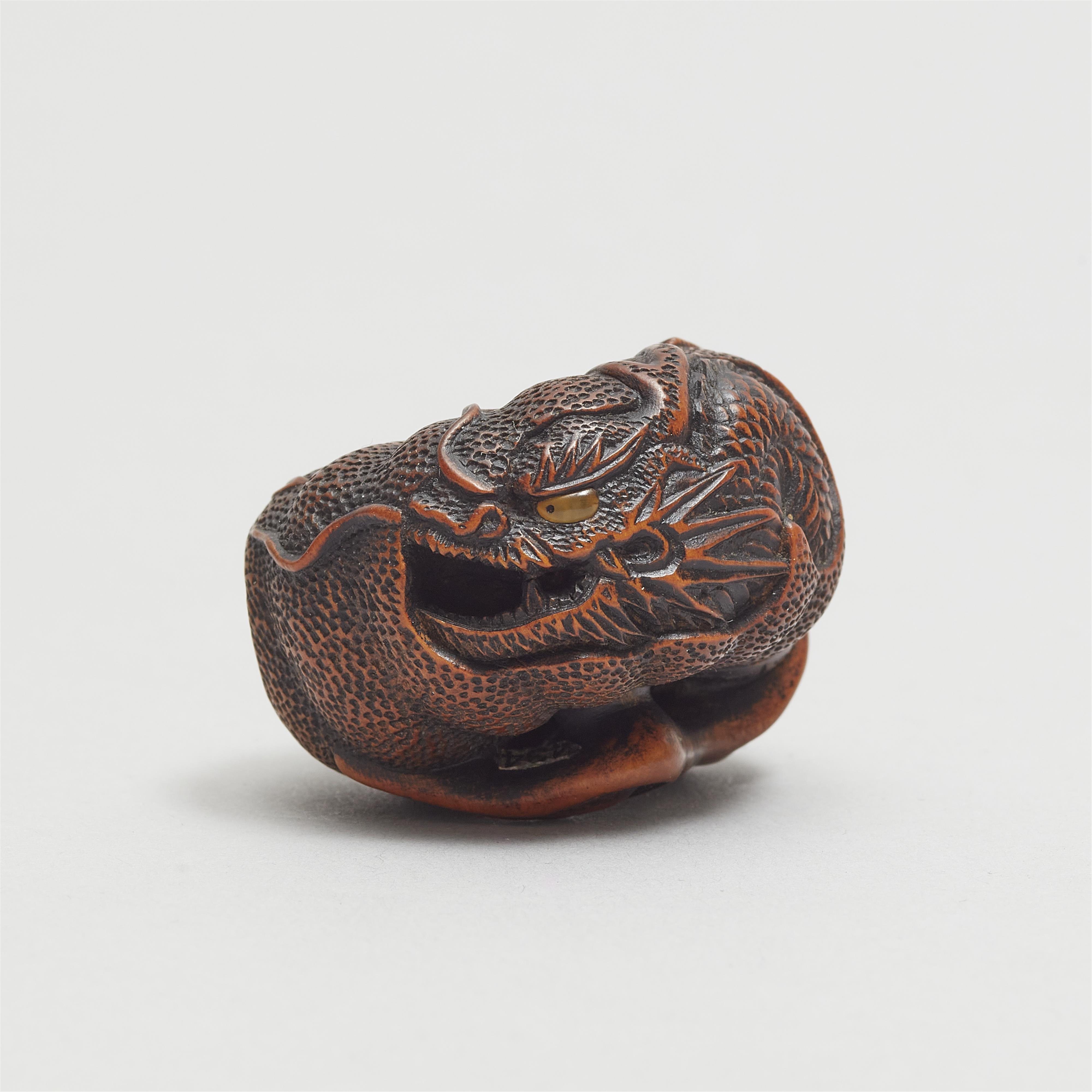 A Tanba boxwood netsuke of a dragon inside a mikan. Mid-19th century - image-3