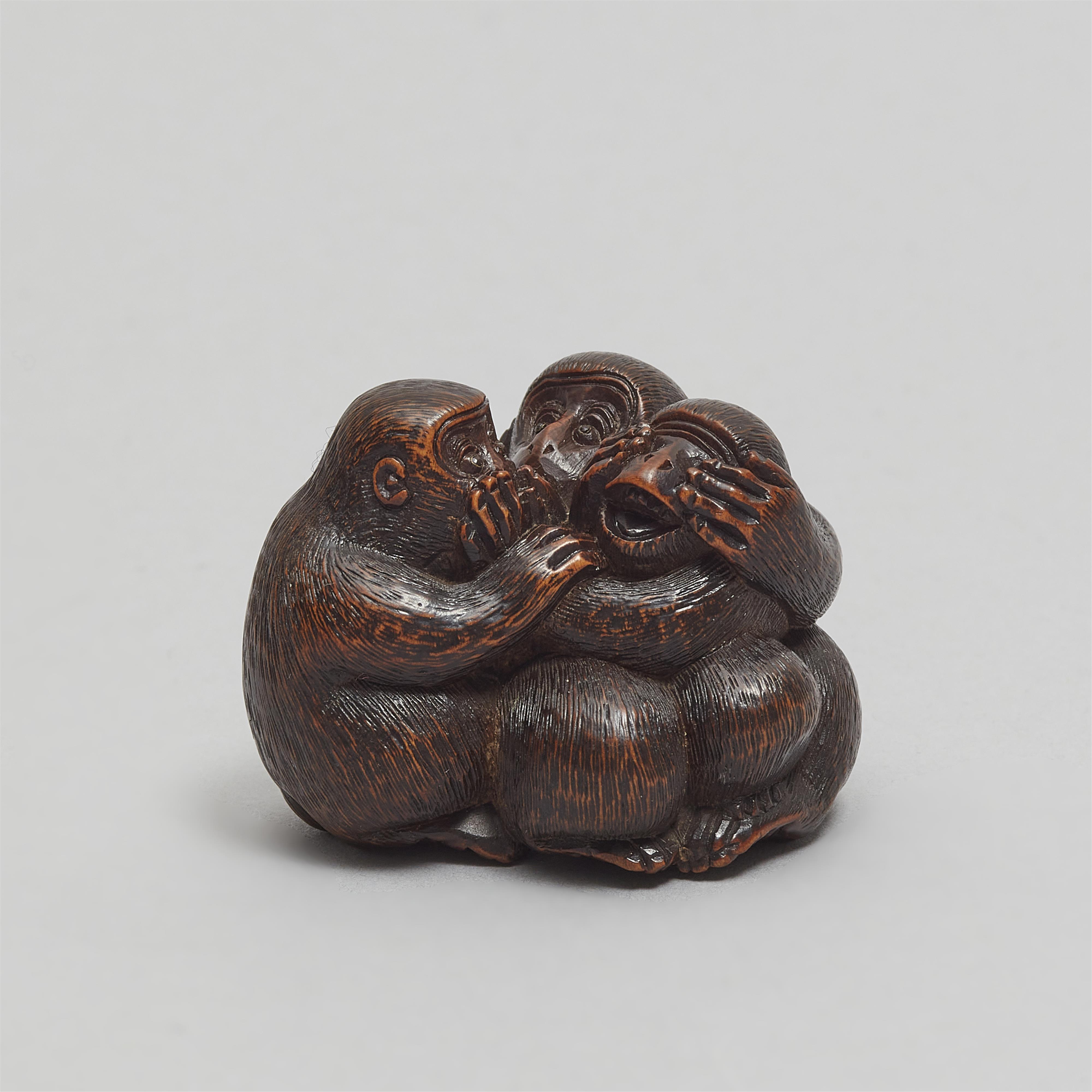 A wood netsuke of the Three Monkeys (sanbikisaru). 19th century - image-3