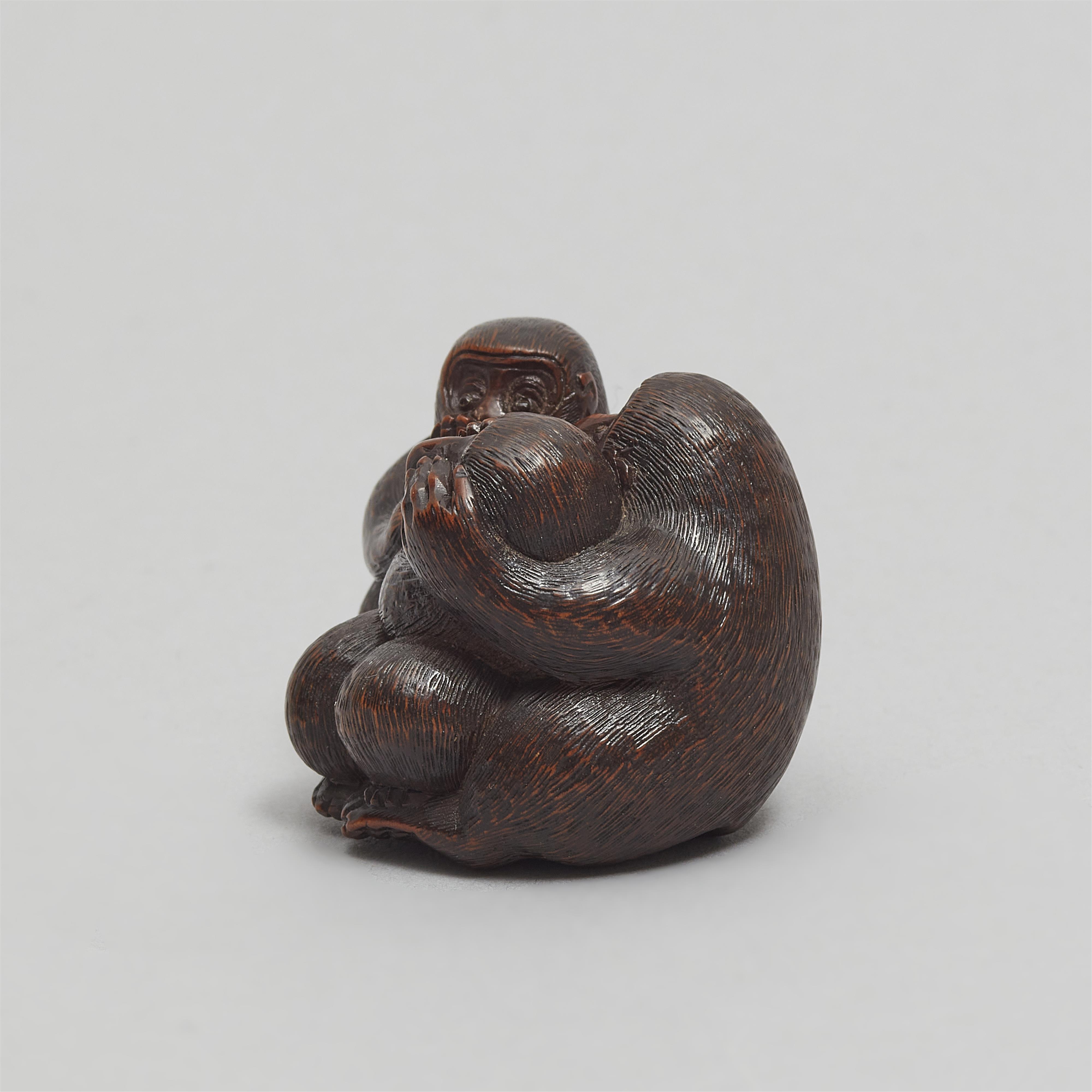 A wood netsuke of the Three Monkeys (sanbikisaru). 19th century - image-4