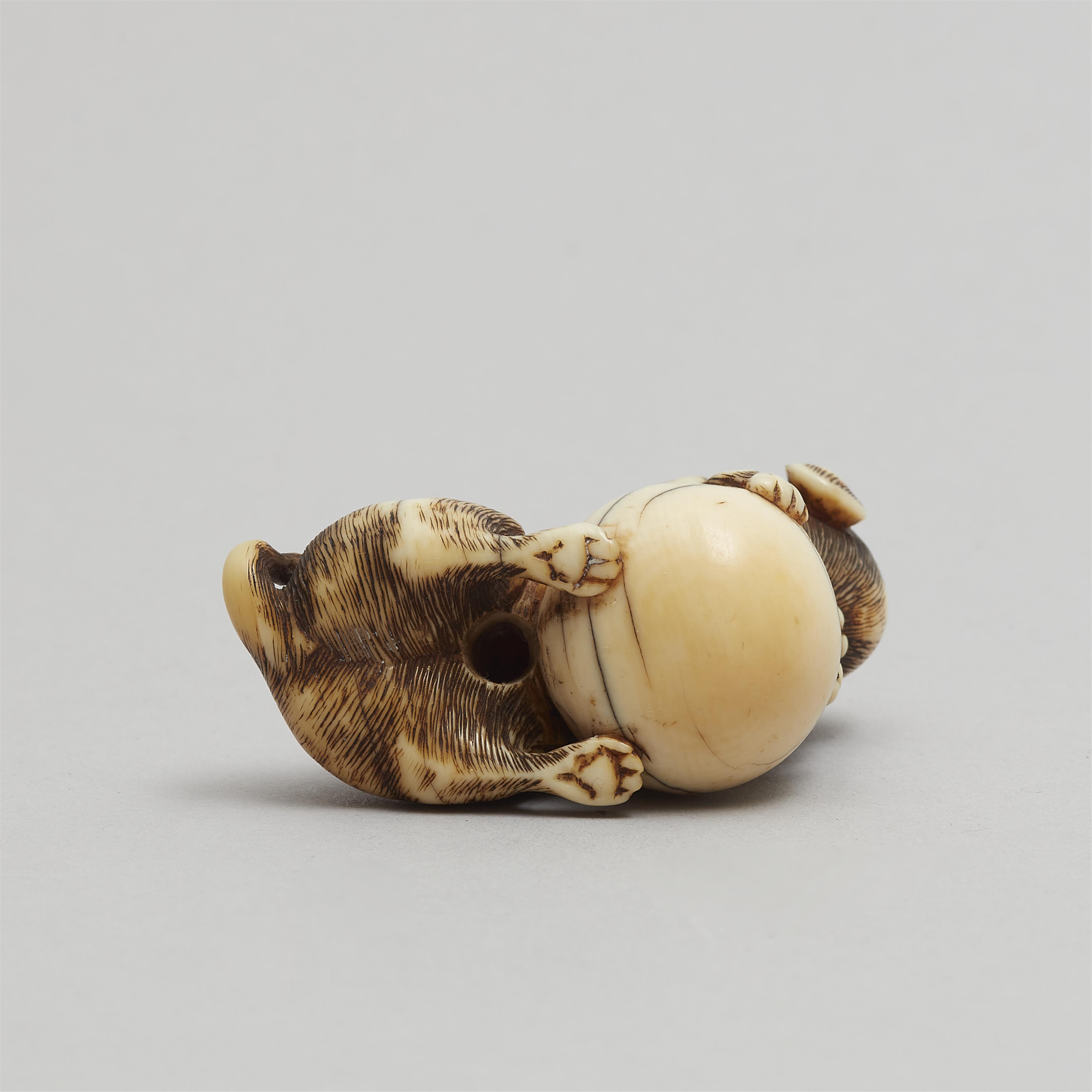 An ivory netsuke of a dog with a ball. Around 1800 - image-7
