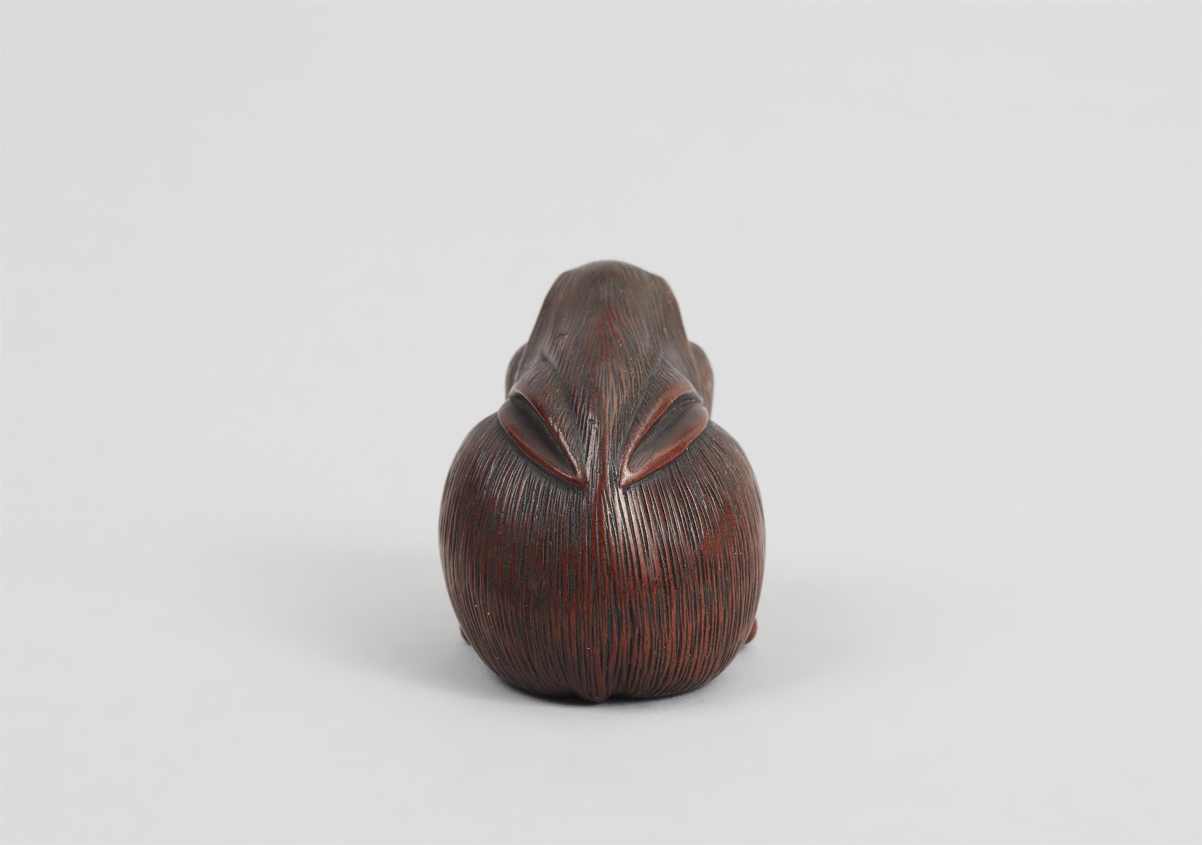 Netsuke eines sitzenden Hasen. Holz. - image-5