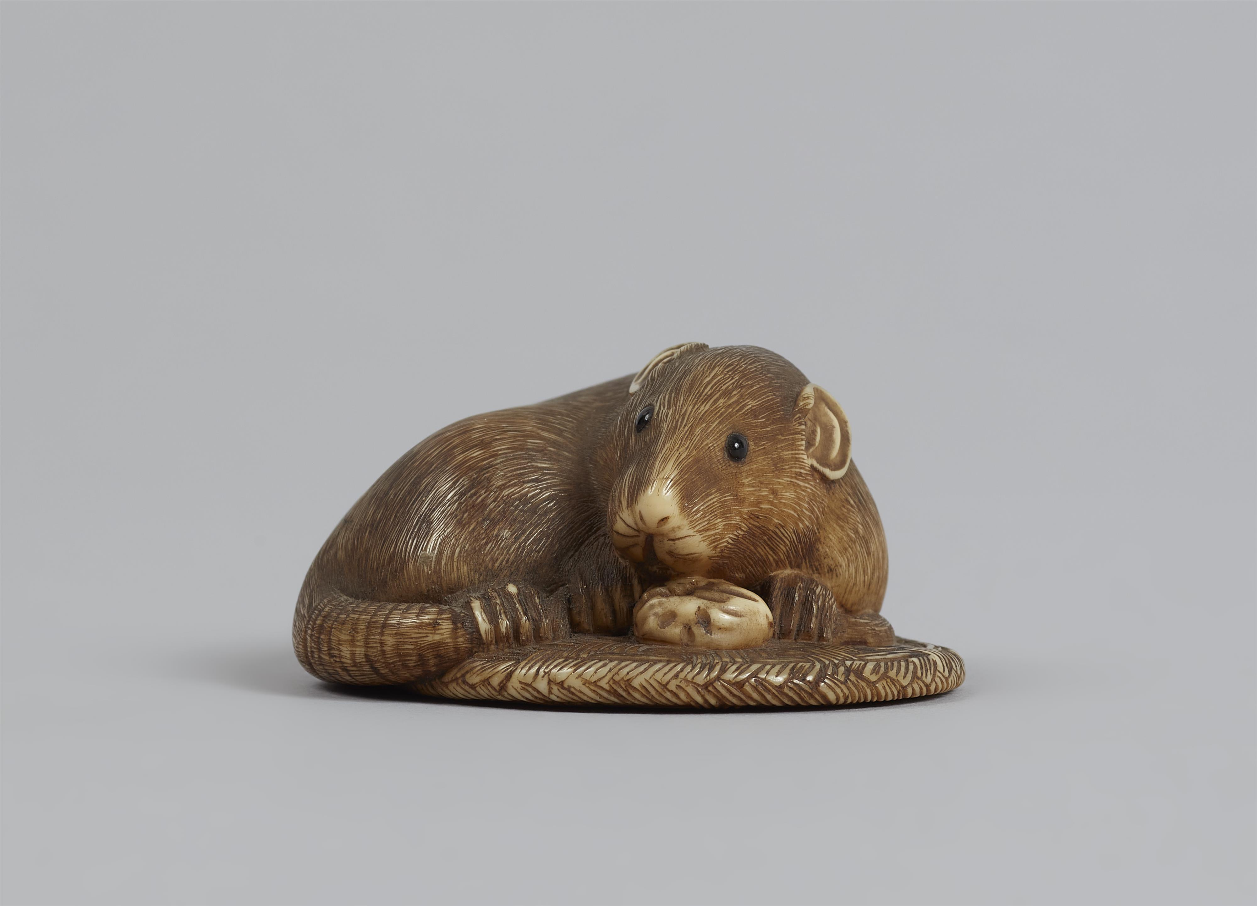 Netsuke einer großen Ratte auf einem geflochtenen Kissen. Elfenbein. Um 1900 - image-3