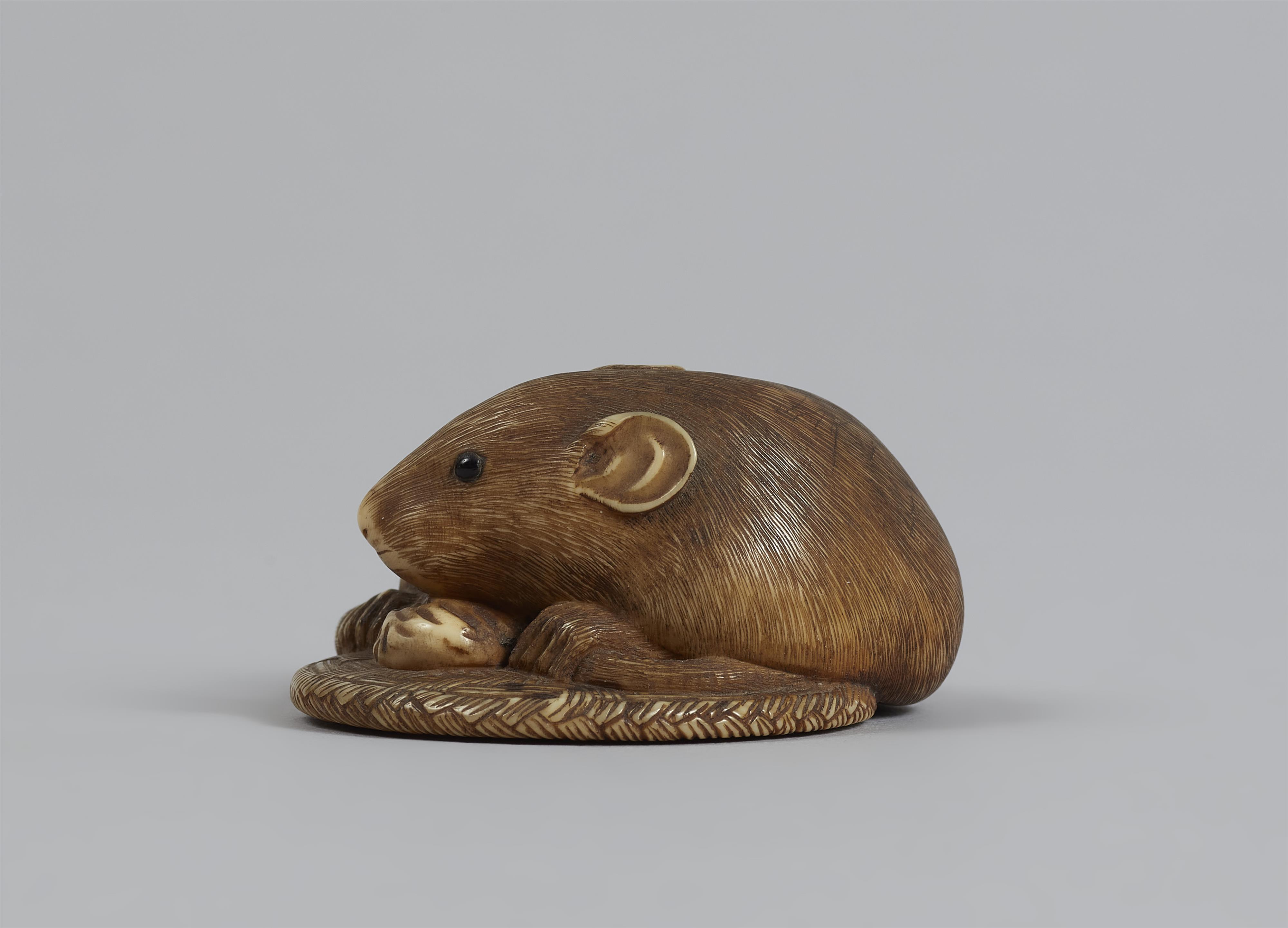 Netsuke einer großen Ratte auf einem geflochtenen Kissen. Elfenbein. Um 1900 - image-4