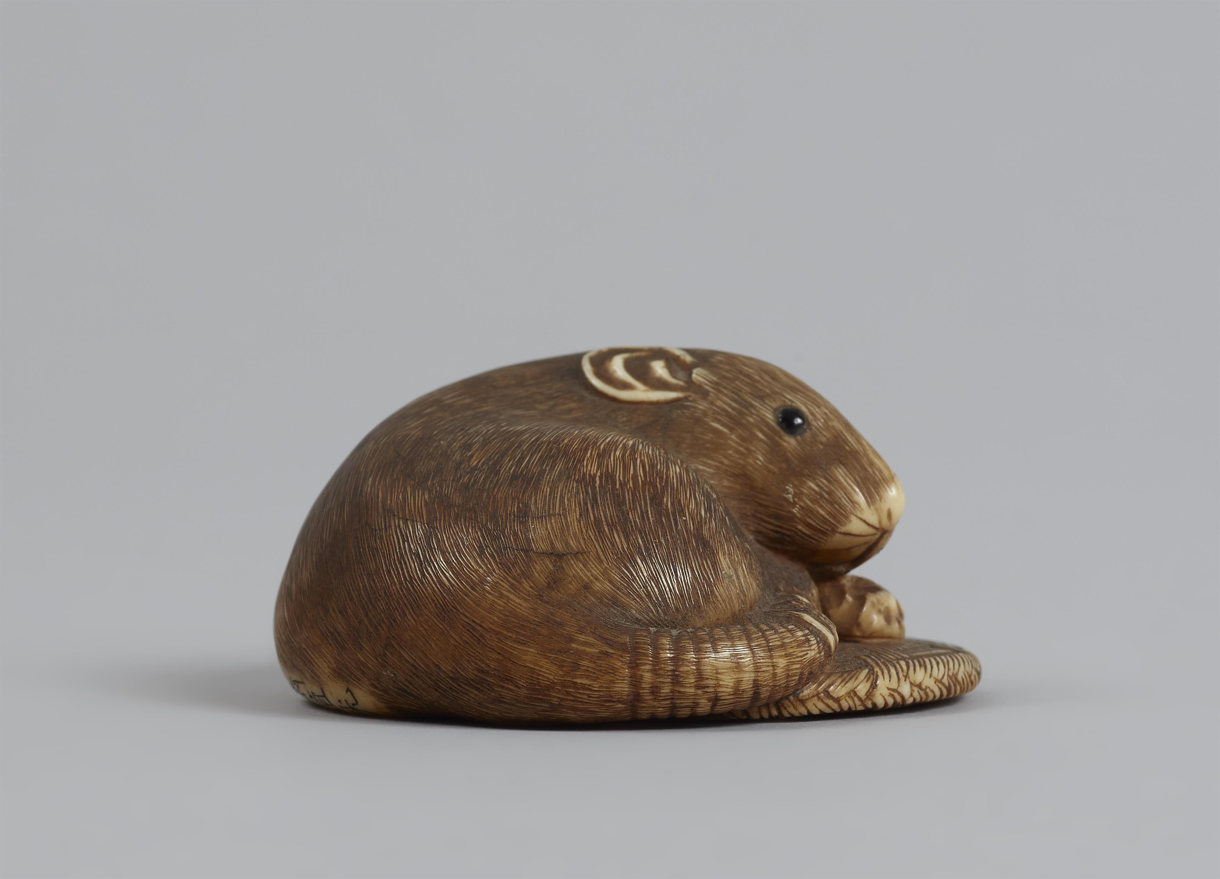 Netsuke einer großen Ratte auf einem geflochtenen Kissen. Elfenbein. Um 1900 - image-6