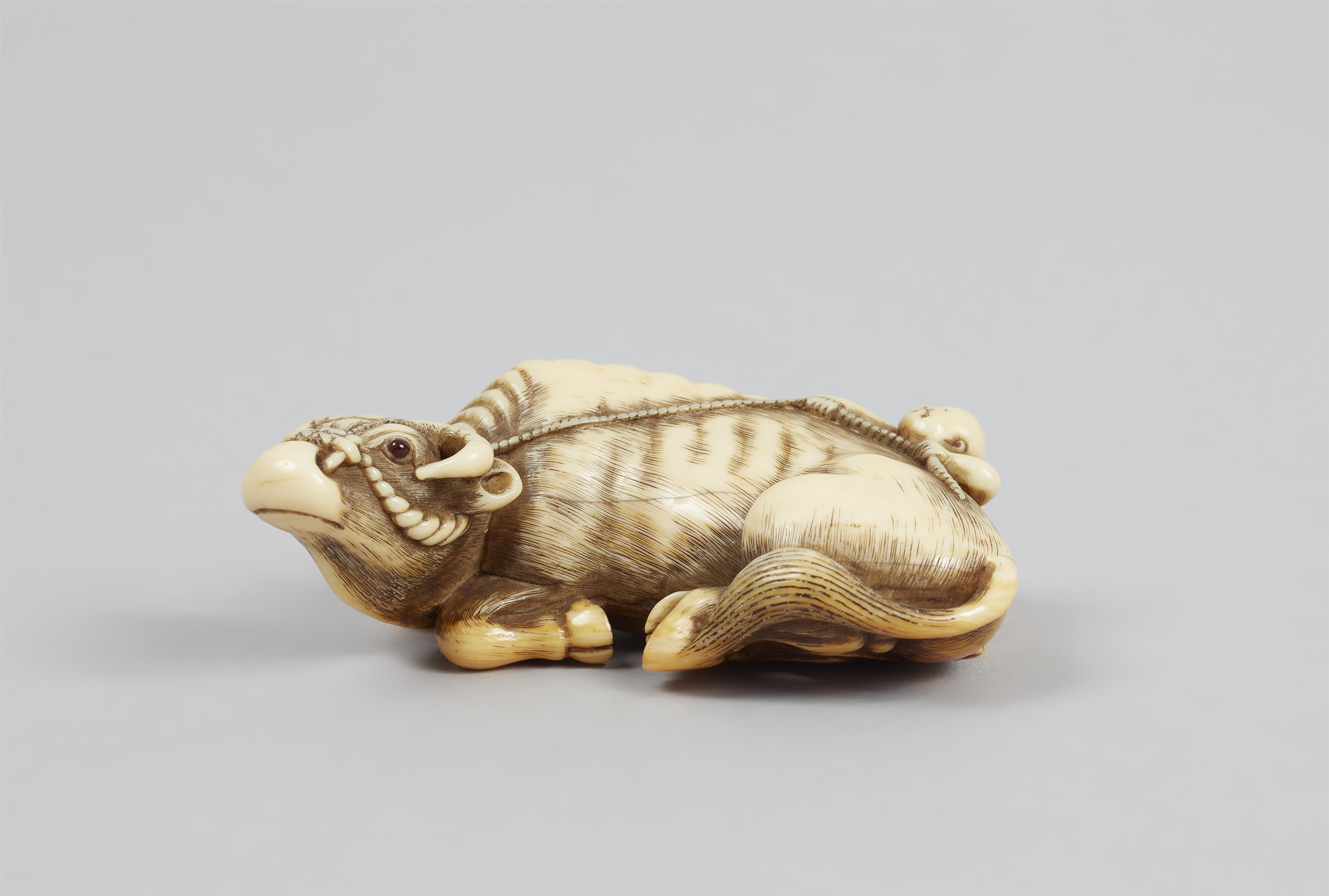 An ivory netsuke of a recumbent ox and a little boy. Late 18th century - image-4