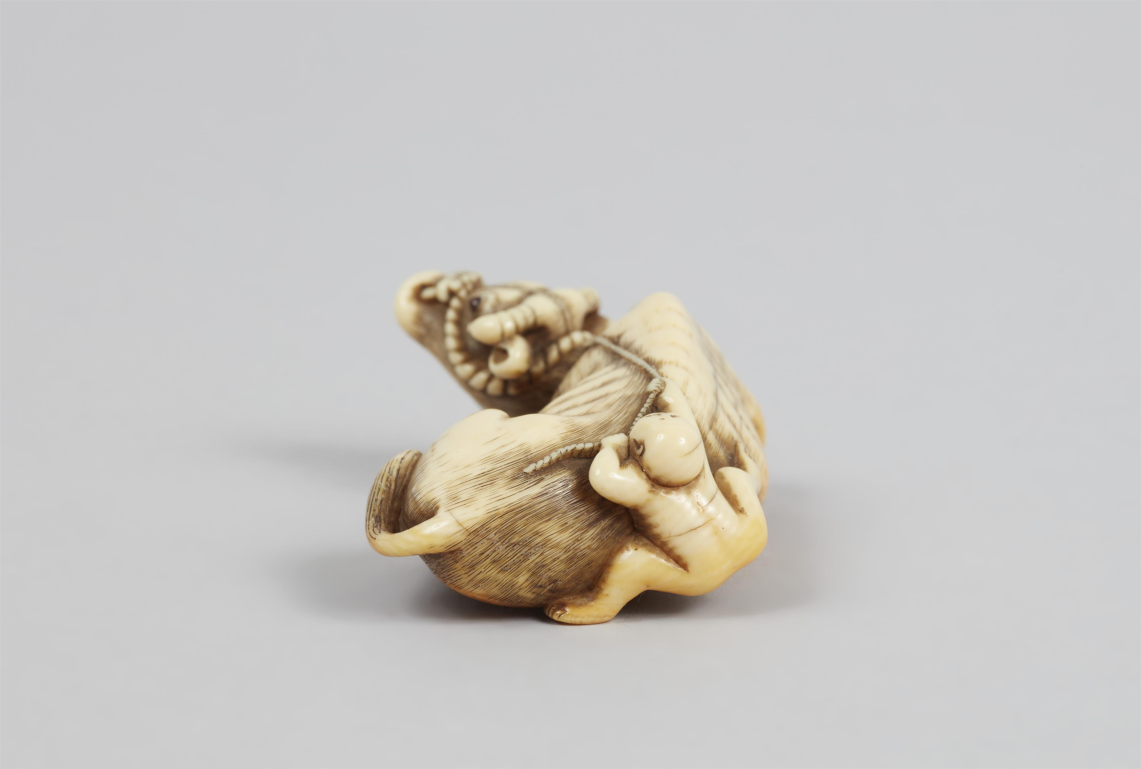 An ivory netsuke of a recumbent ox and a little boy. Late 18th century - image-5