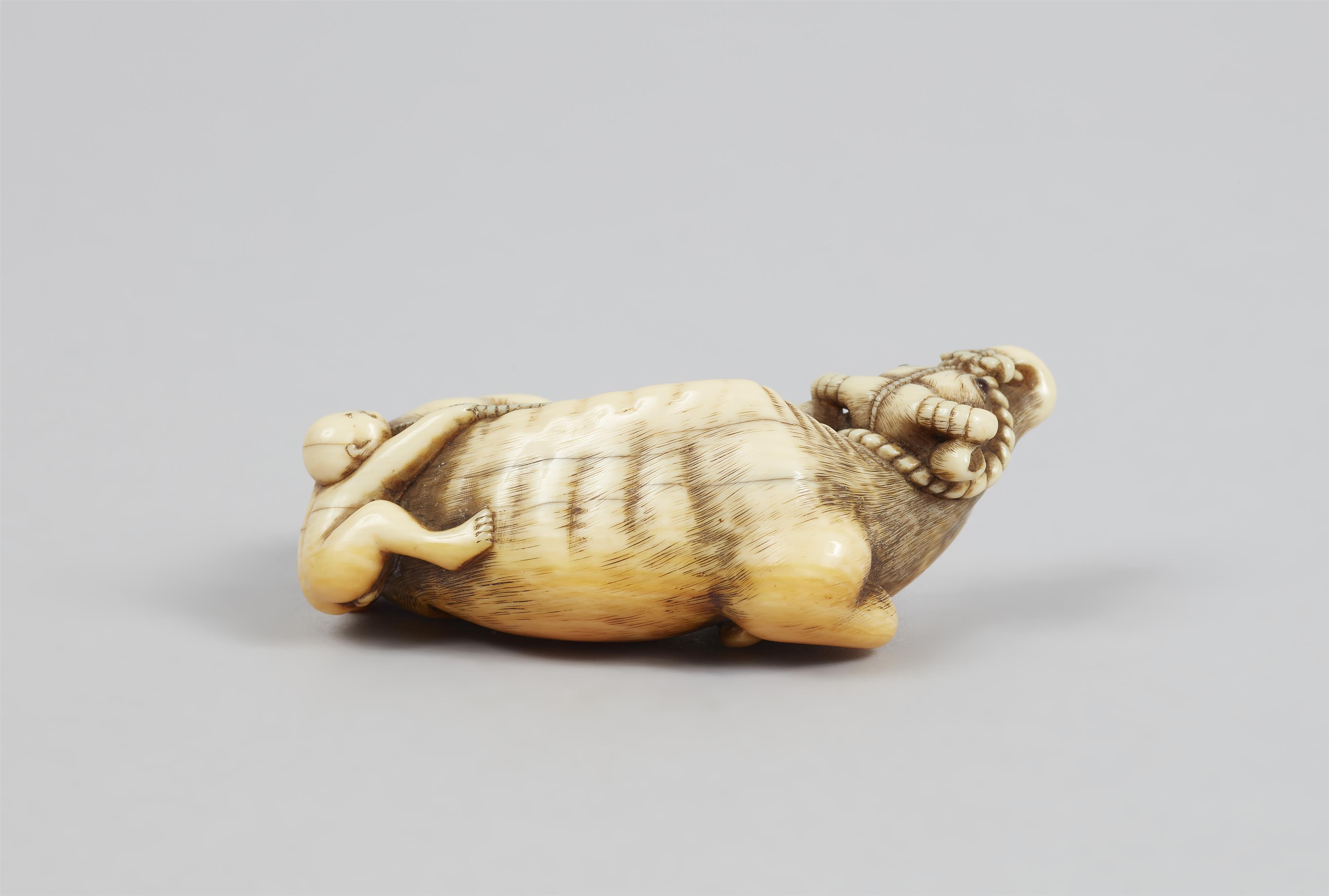 An ivory netsuke of a recumbent ox and a little boy. Late 18th century - image-6