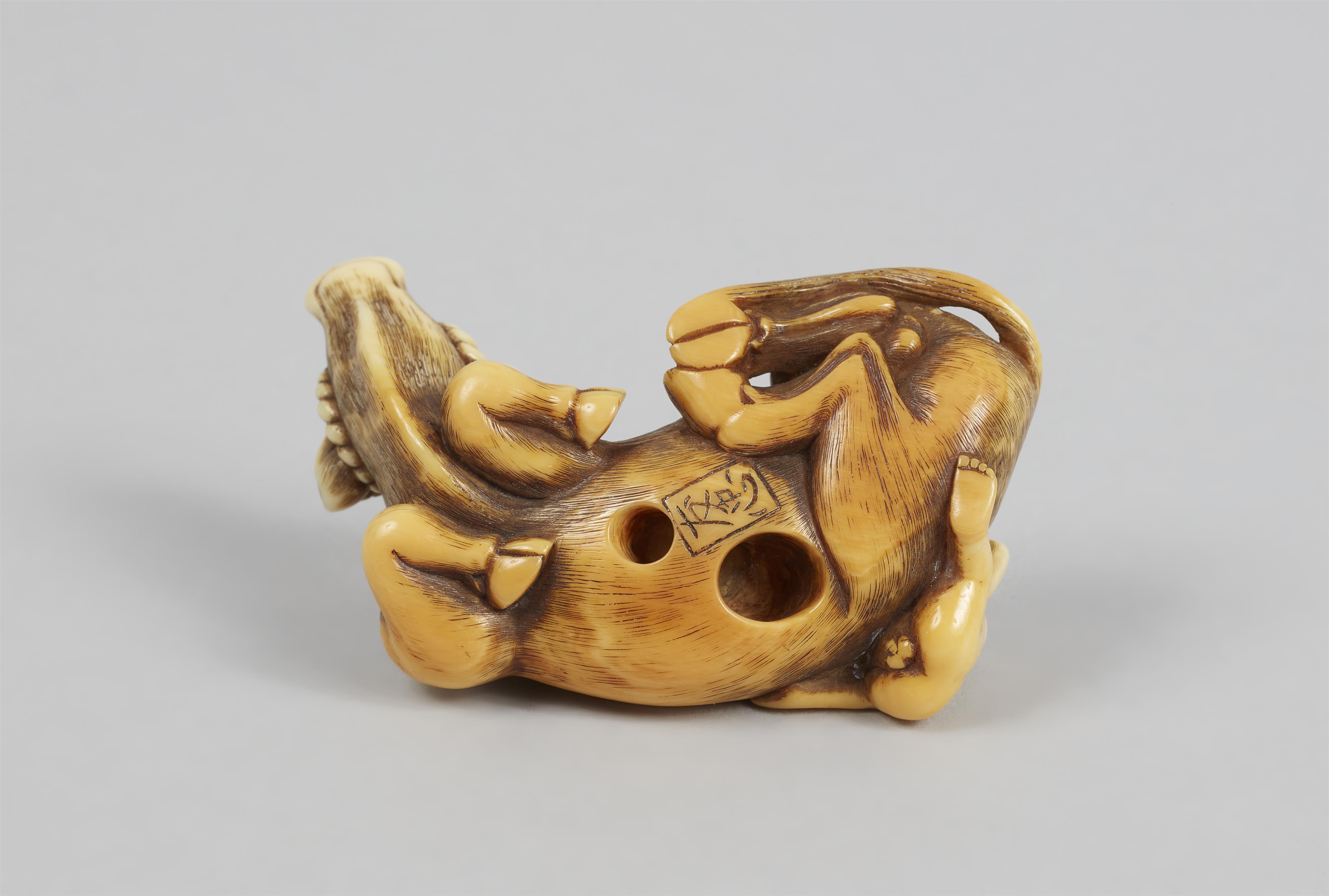 An ivory netsuke of a recumbent ox and a little boy. Late 18th century - image-7