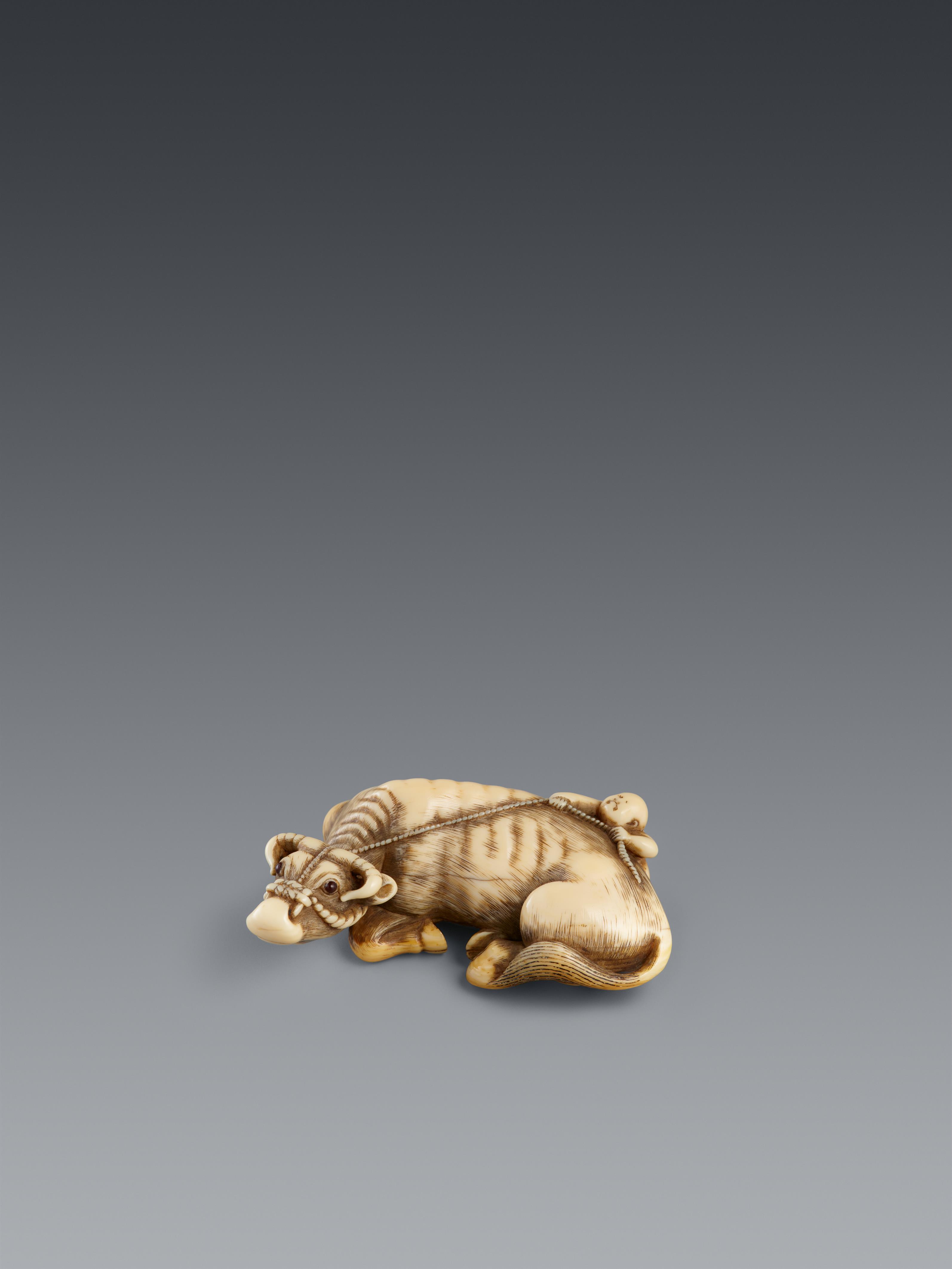 An ivory netsuke of a recumbent ox and a little boy. Late 18th century - image-1