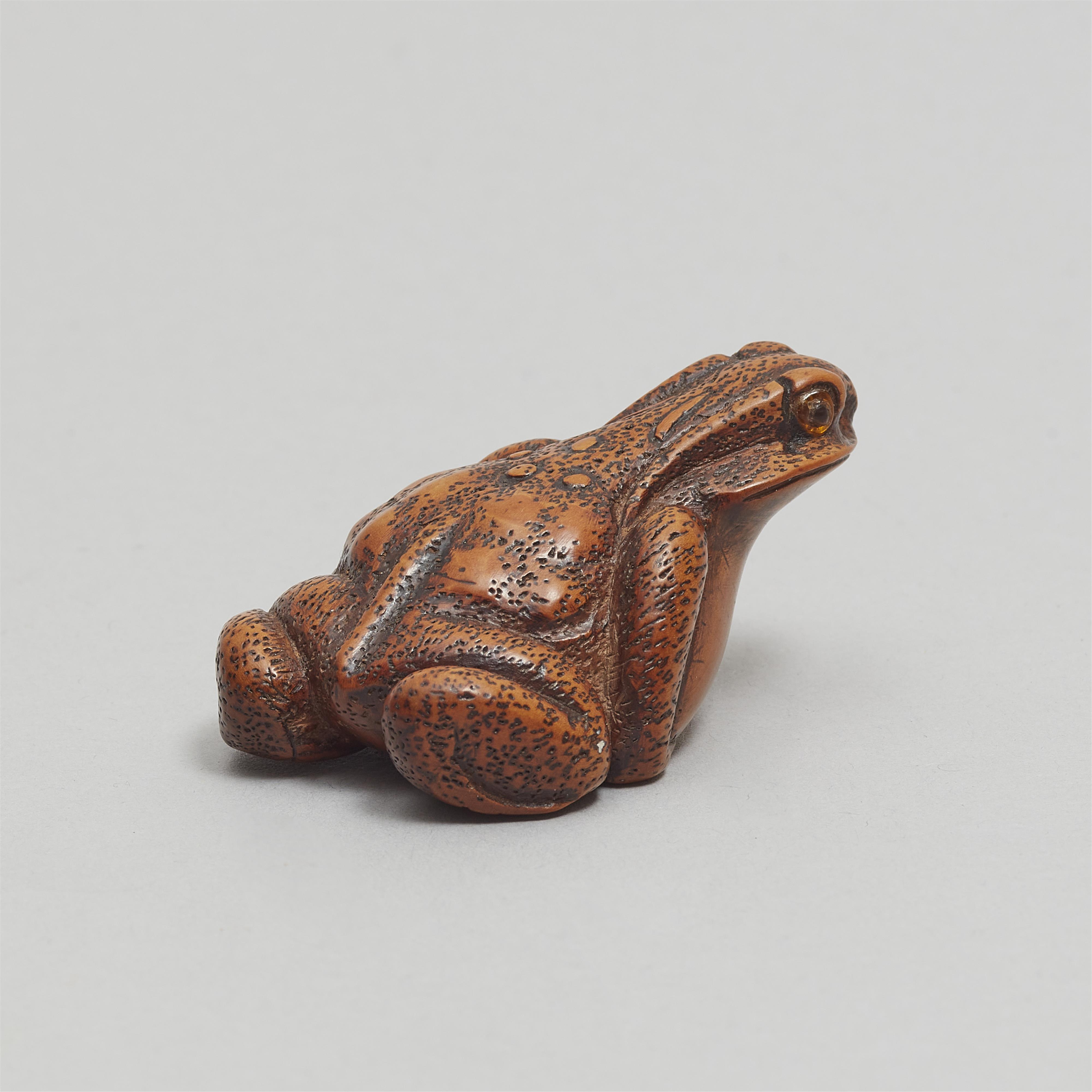 A boxwood netsuke of a toad. 19th century - image-6