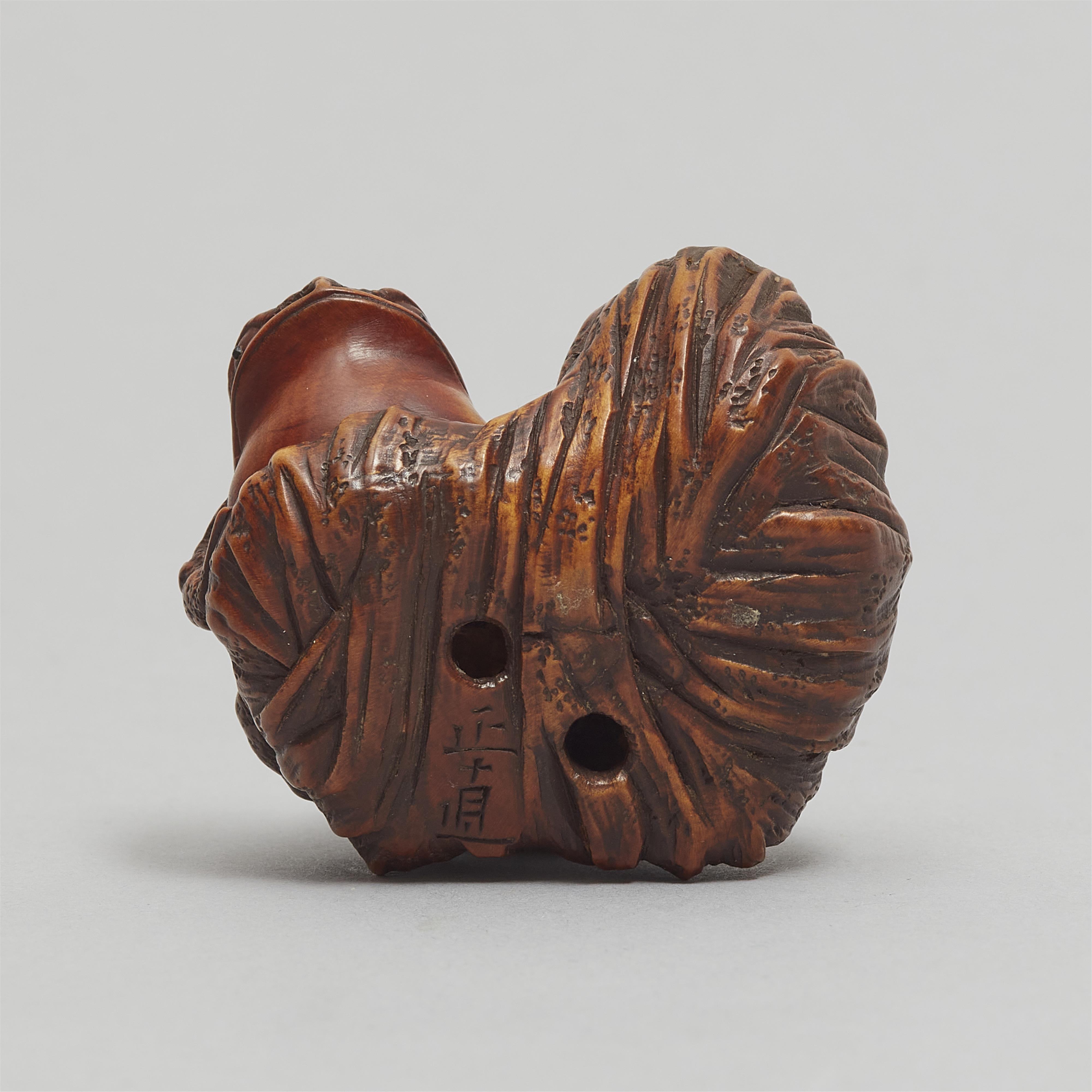 An Ise-Yamada boxwood netsuke of a toad next to a rock. 19th century - image-7