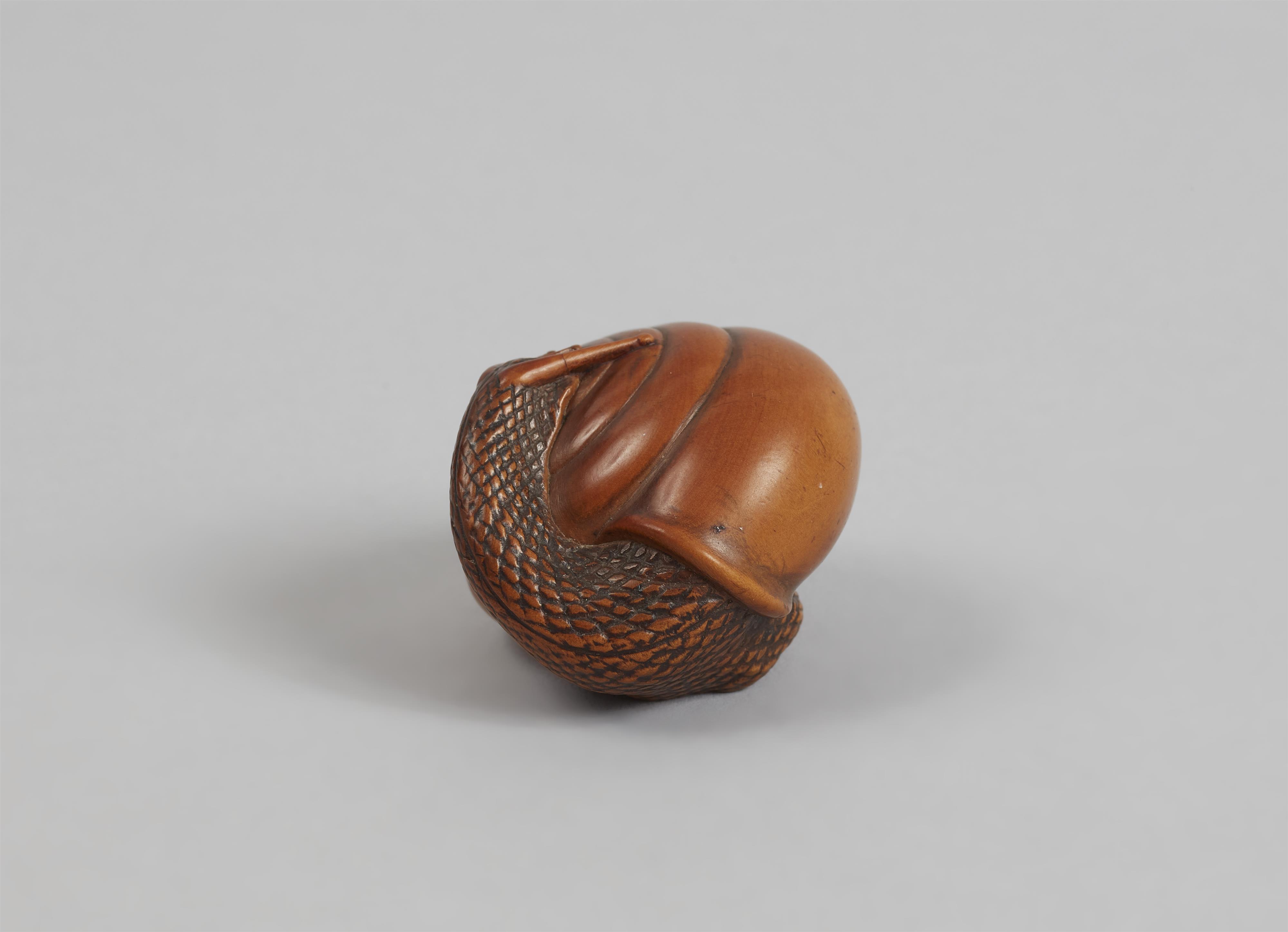 A box wood netsuke of a snail. Ise-Yamada school. 19th century - image-4