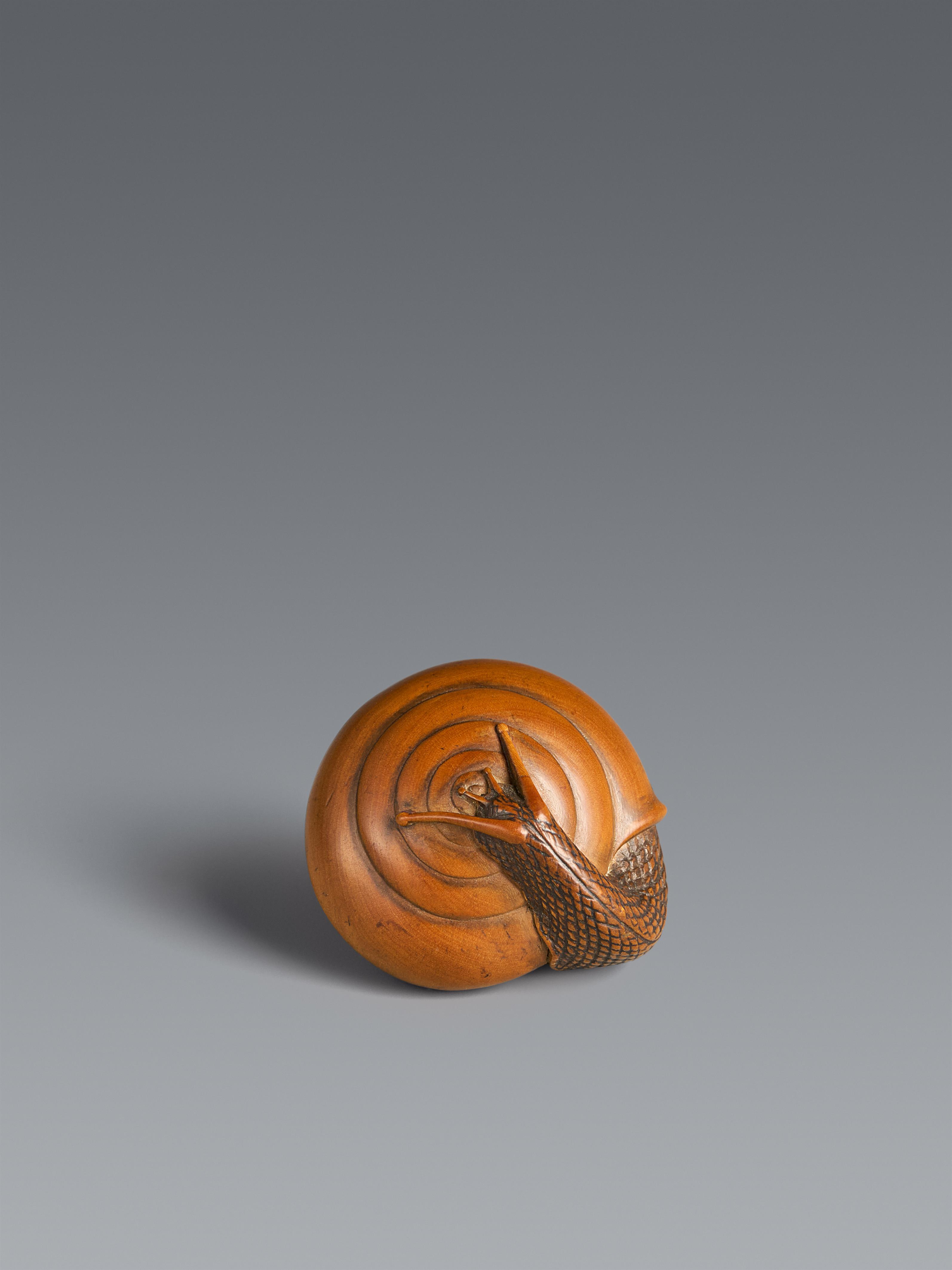 A box wood netsuke of a snail. Ise-Yamada school. 19th century - image-1