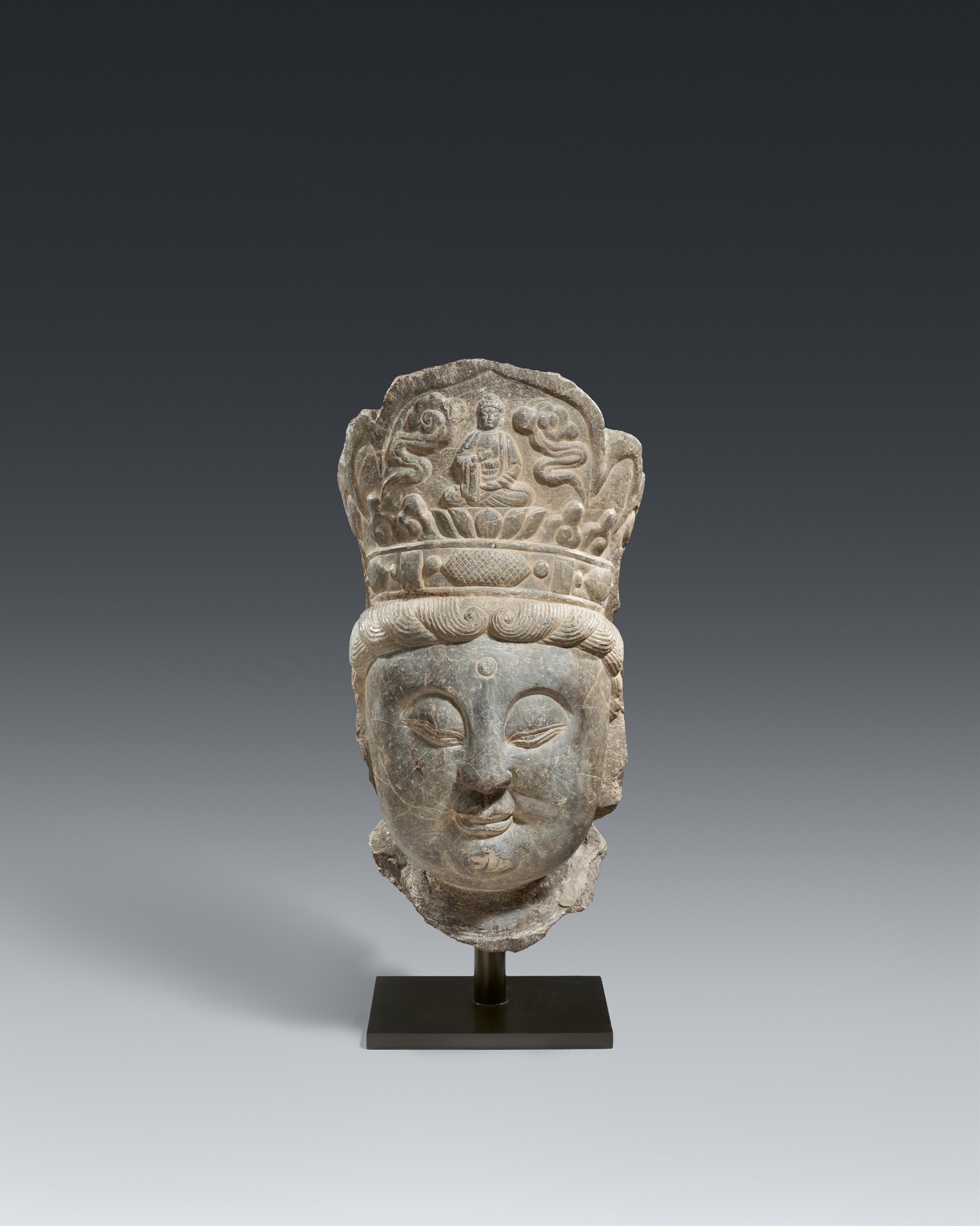 An impressive and minumental limestone head of Bodhisattva Guanyin. 13th/14th century - image-1