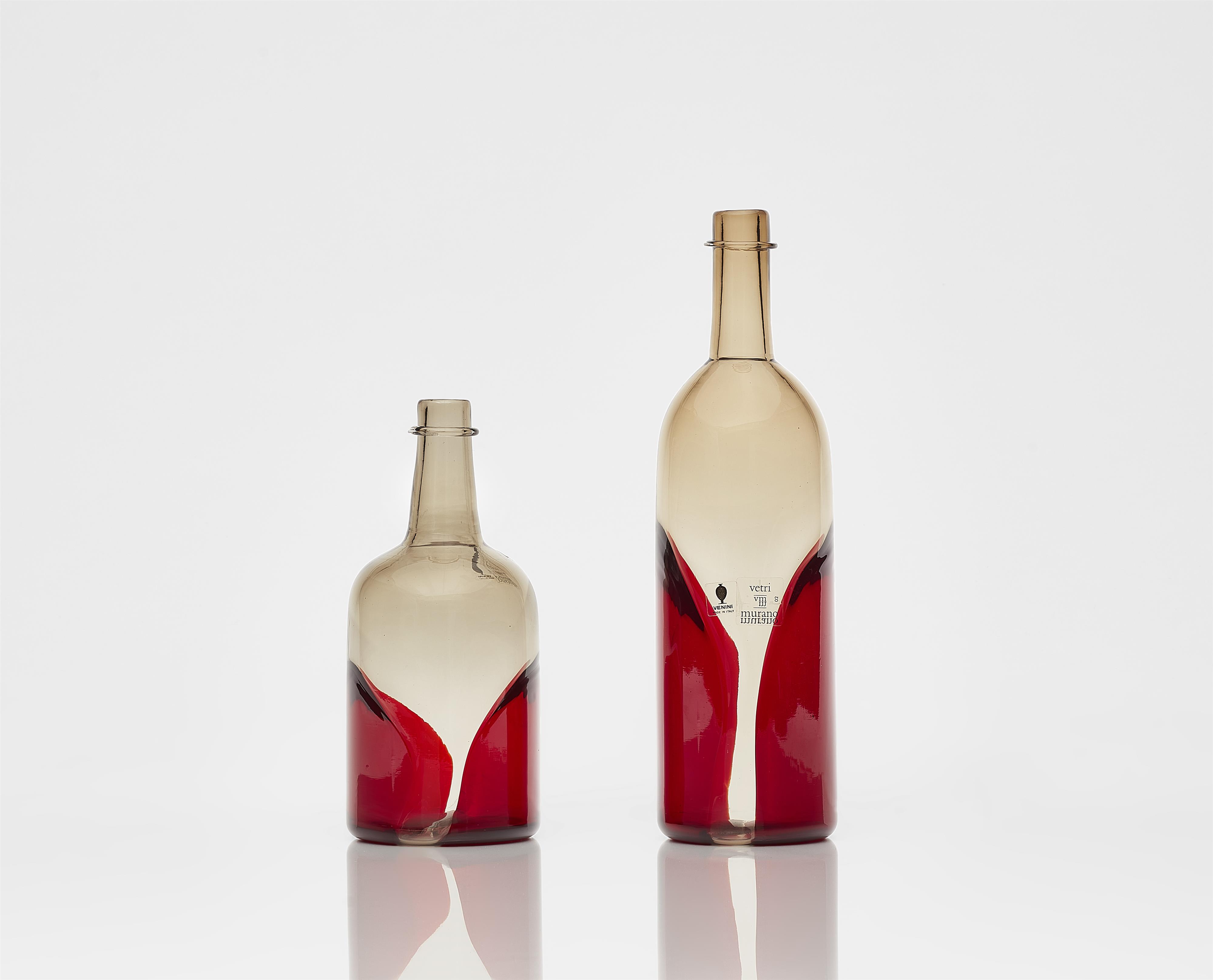 Zwei Flaschen 'Pavoni' 
Venini & C., Murano, der Entwurf Tapio Wirkkala, die Ausführung 1982. - image-1