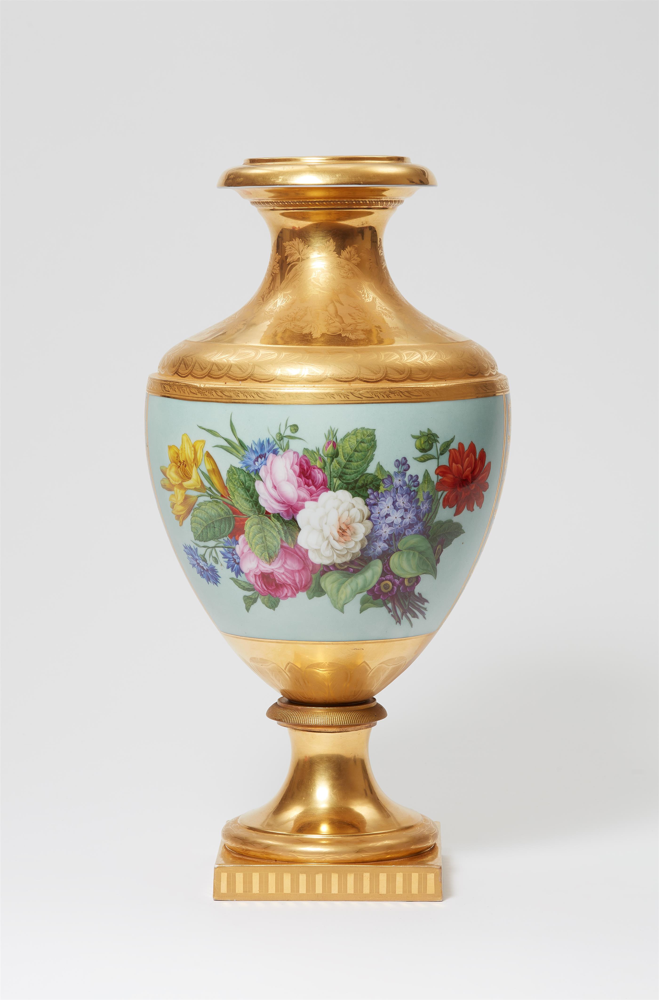 "Münchner" Vase mit Blumen und Früchten - image-1