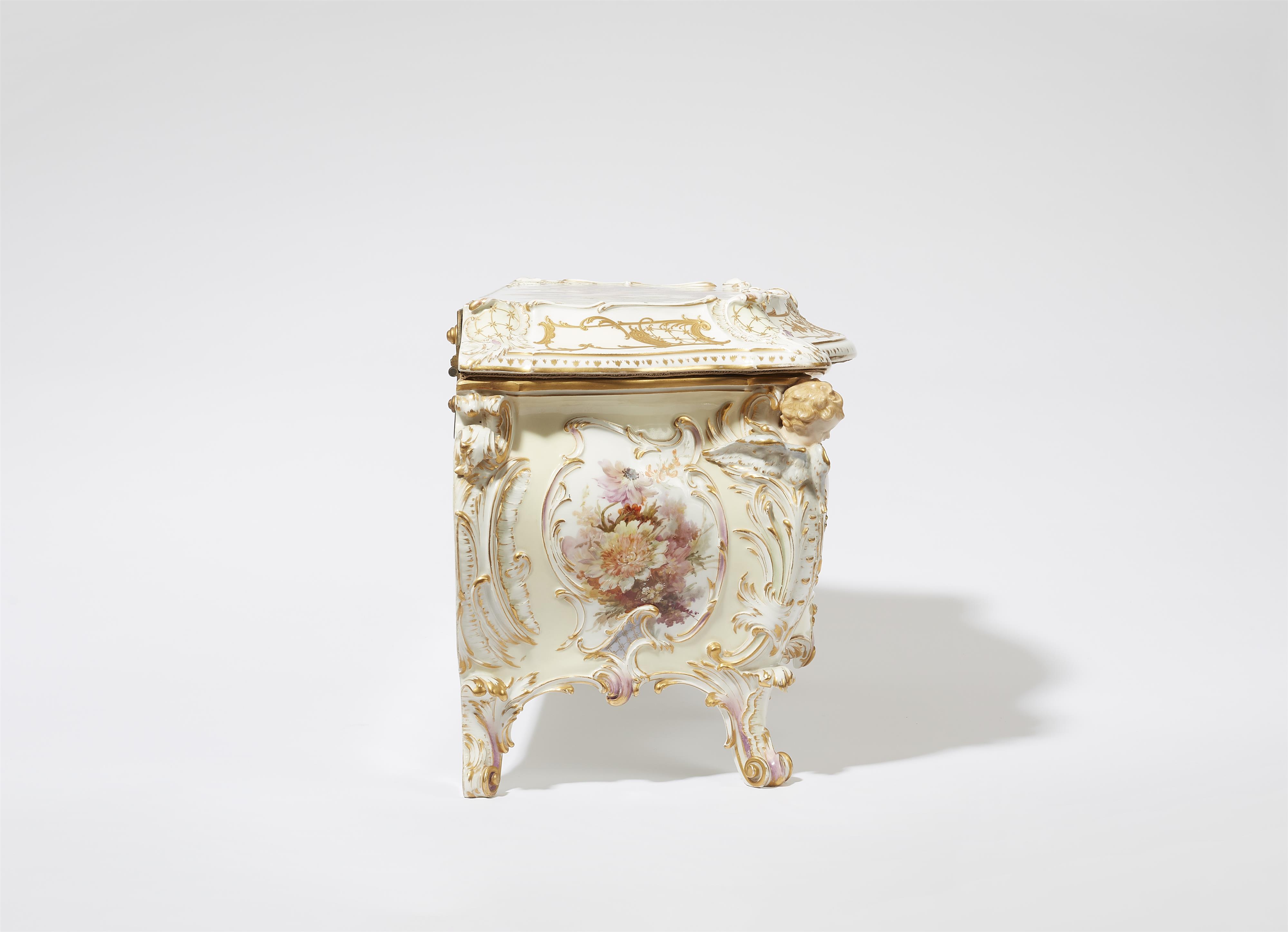 A large and important Berlin KPM porcelain box with 'weichmalerei' decor - image-2