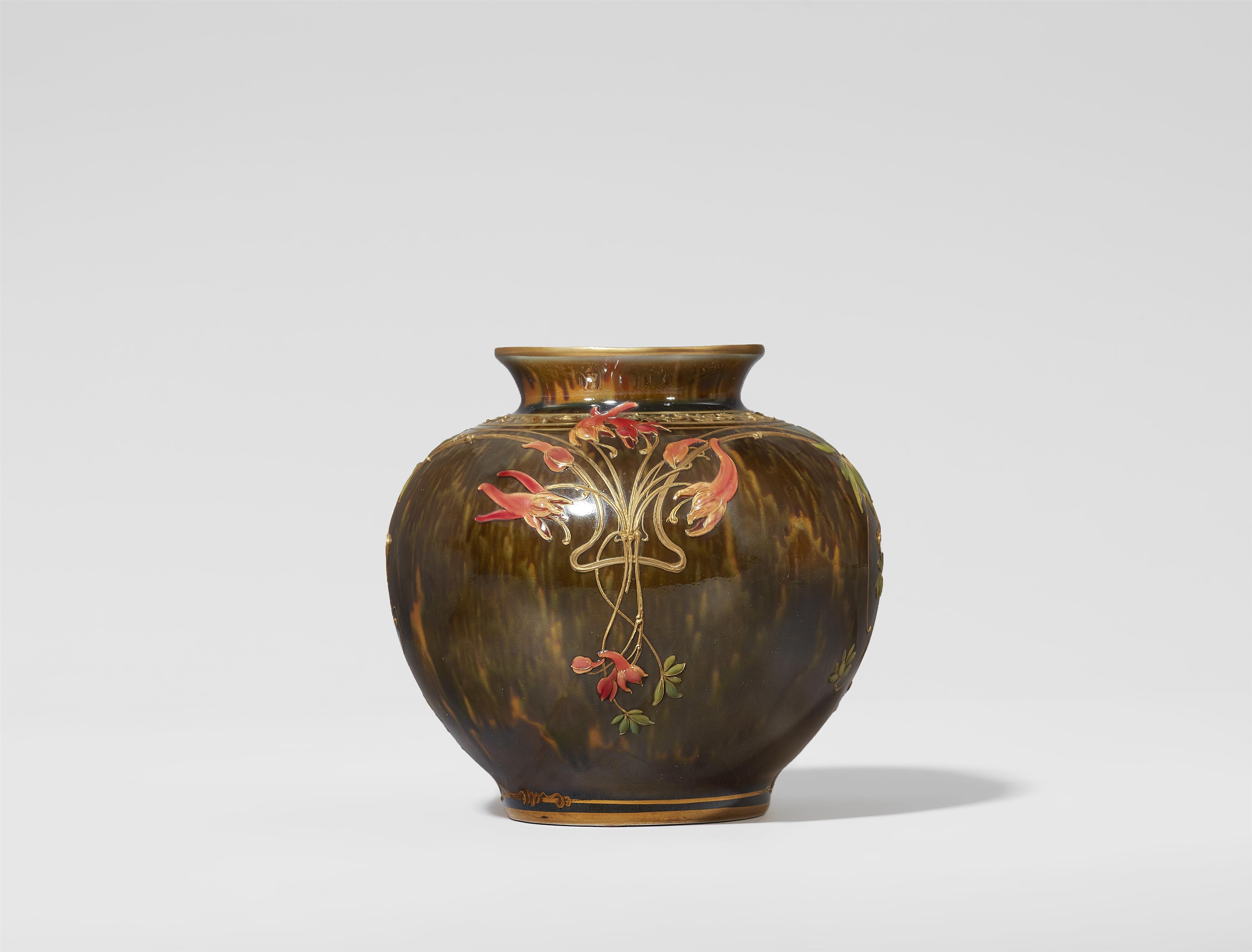 Vase mit Hasenfellglasur und Fuchsienblüten in Relief - image-1