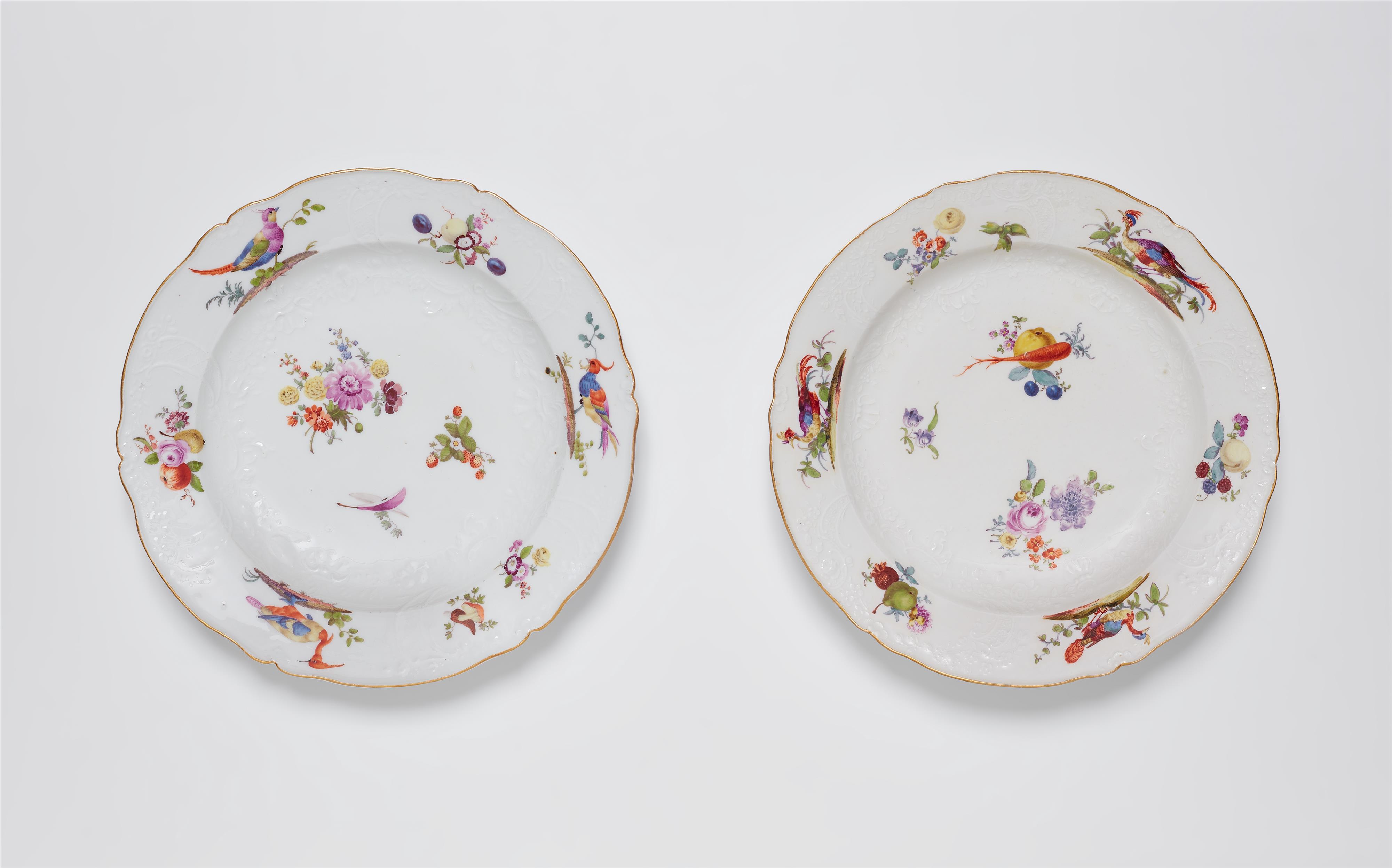 Paar Speiseteller aus dem Tafelservice für König Friedrich II. mit indianischen Vögeln, Blumen und Früchten - image-1