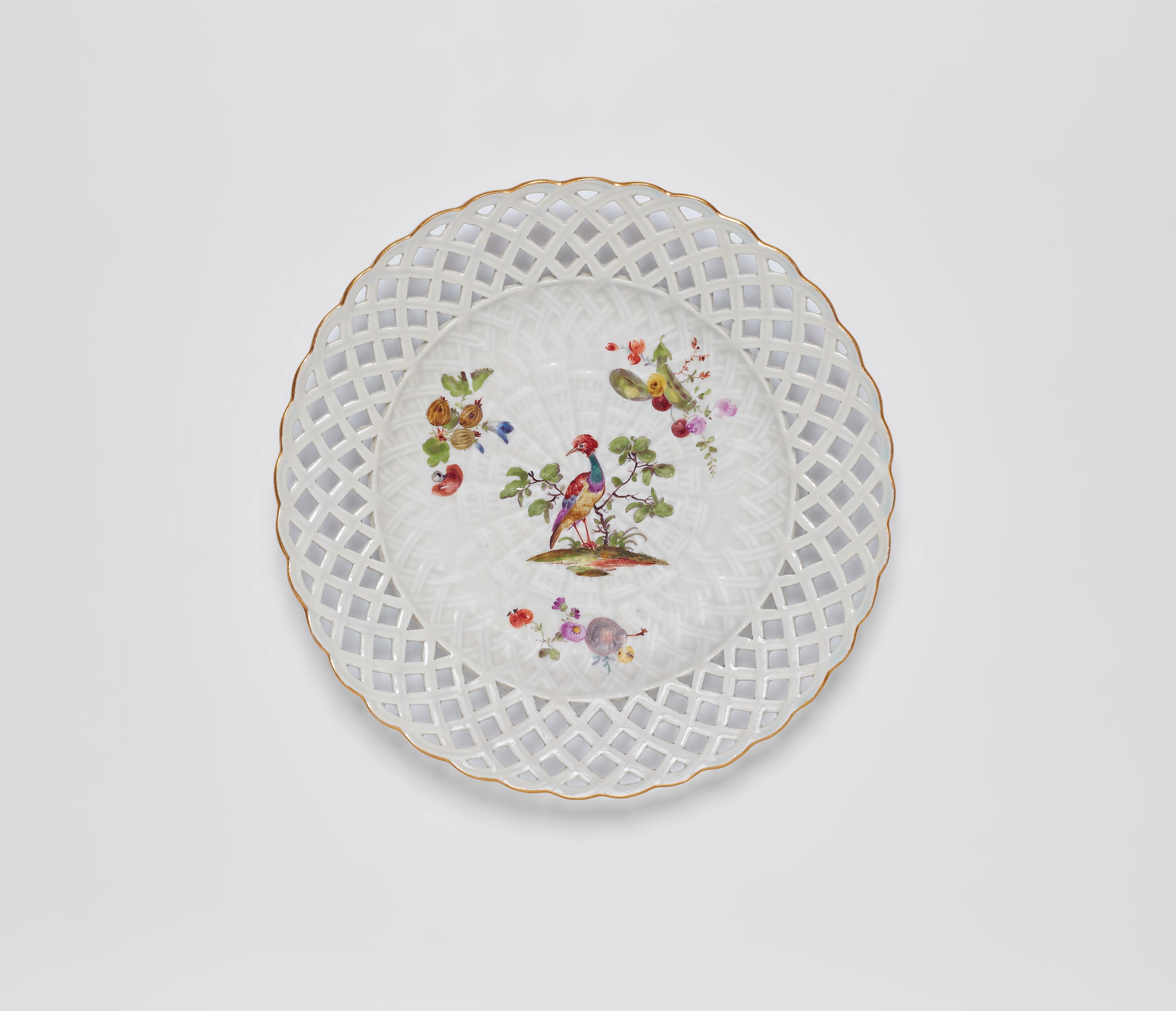 Dessertteller aus dem Tafel- und Dessertservice für König Friedrich II. mit indianischen Vögeln, Früchten und Blumen - image-1