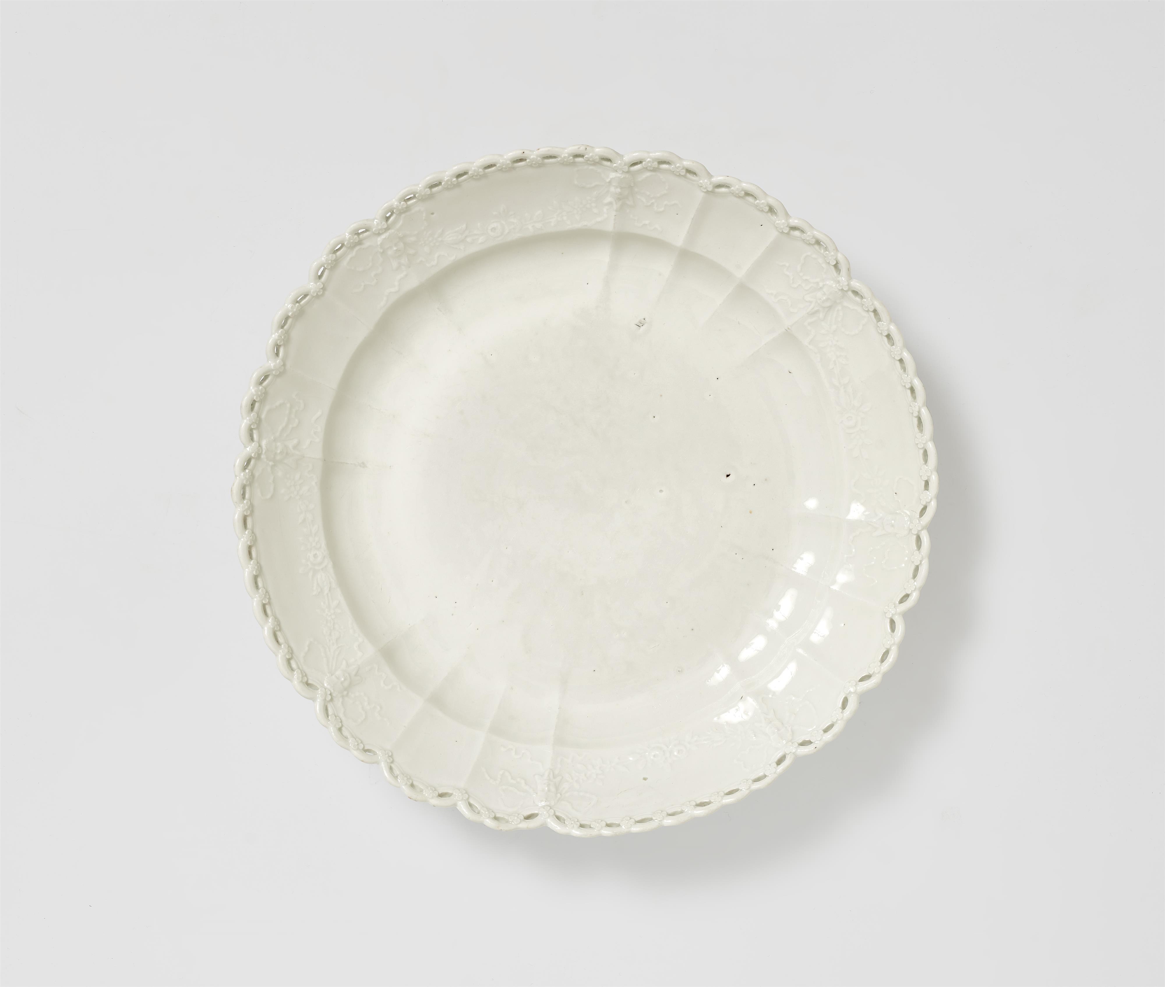 A round white Meissen porcelain dish from the Vestunen service for King Friedrich II - image-1