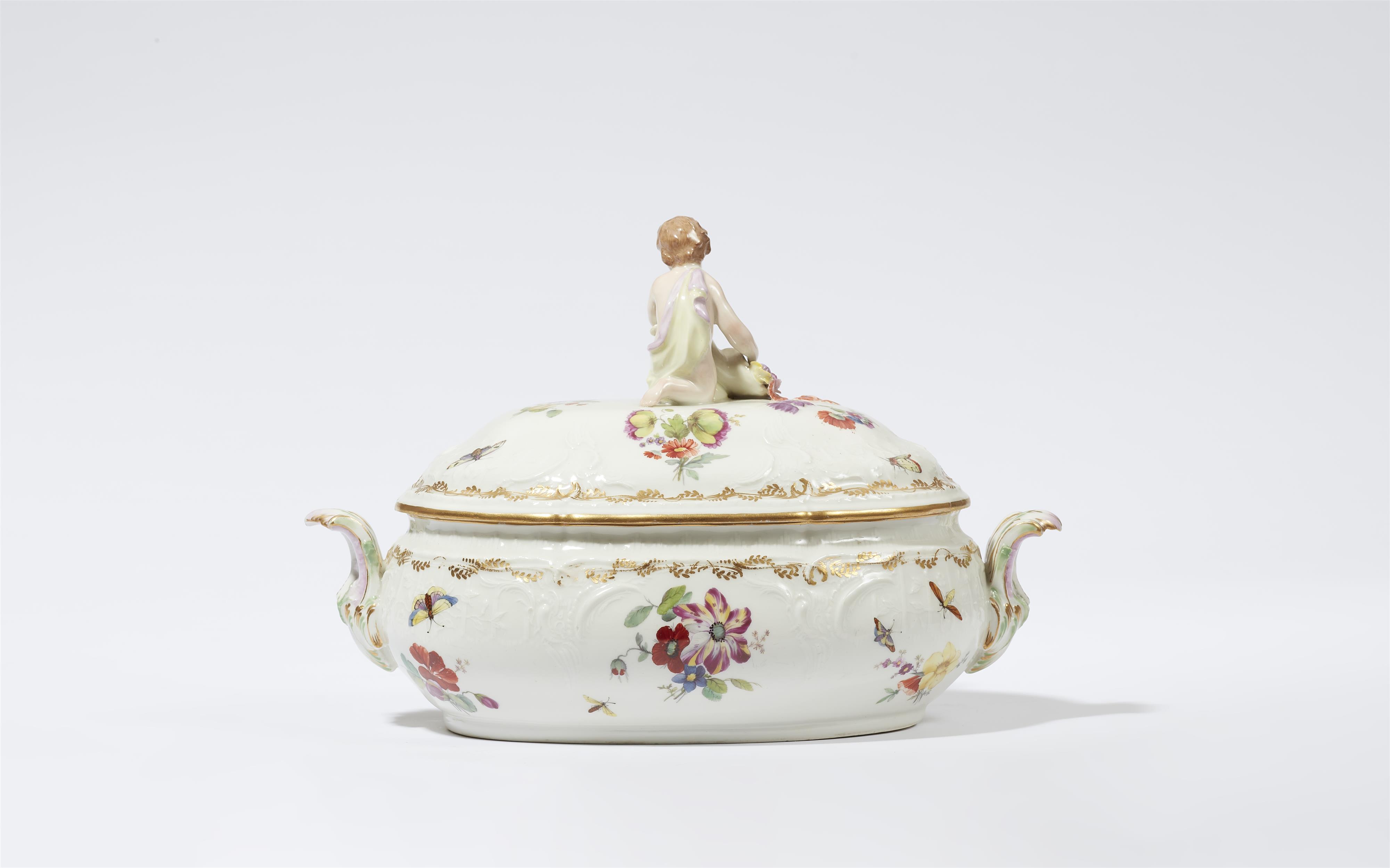 An oval Berlin KPM porcelain tureen and cover from the dinner service for Berlin Palace - image-2