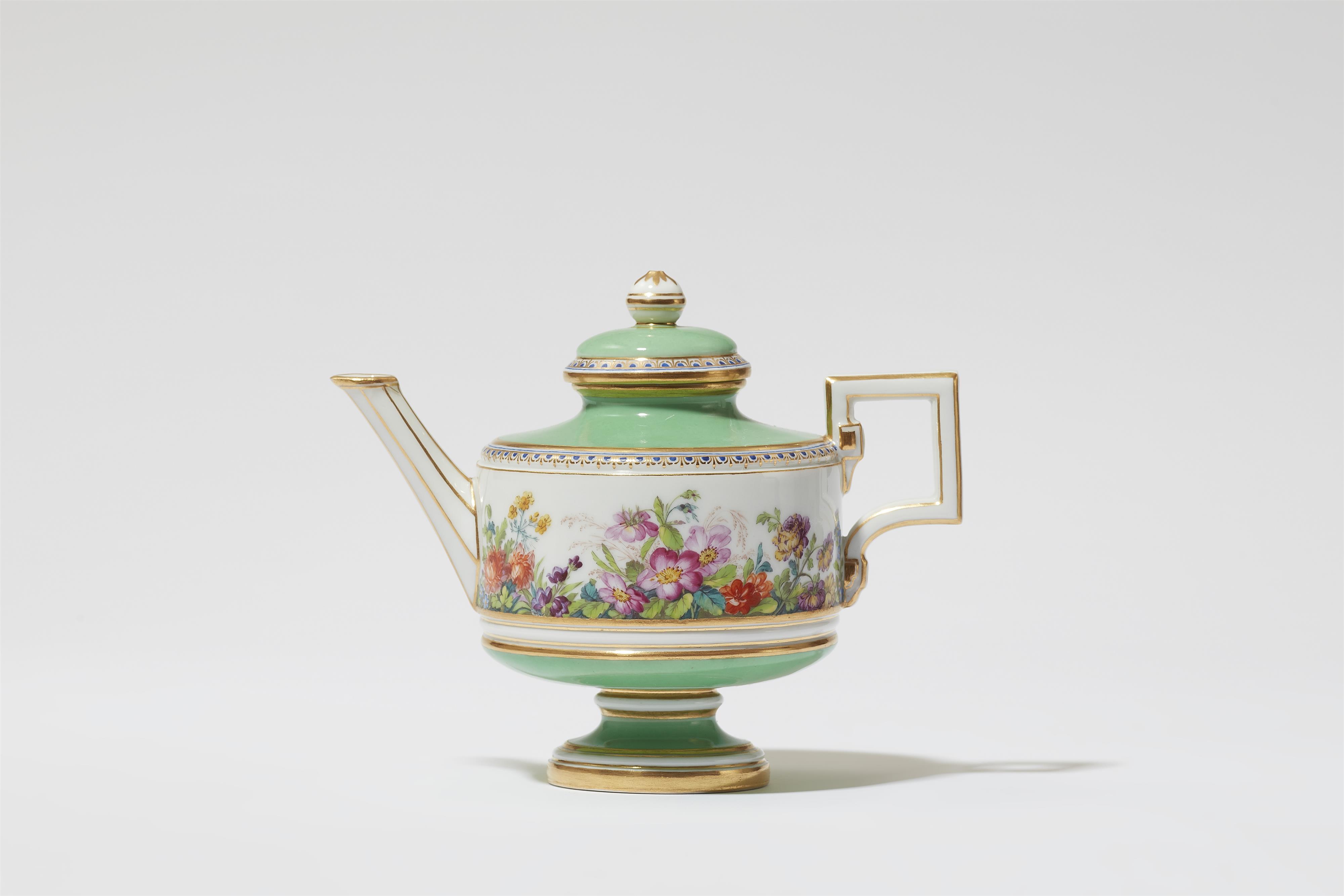 A Berlin KPM porcelain teapot with "fleurs en terrasse" - image-1