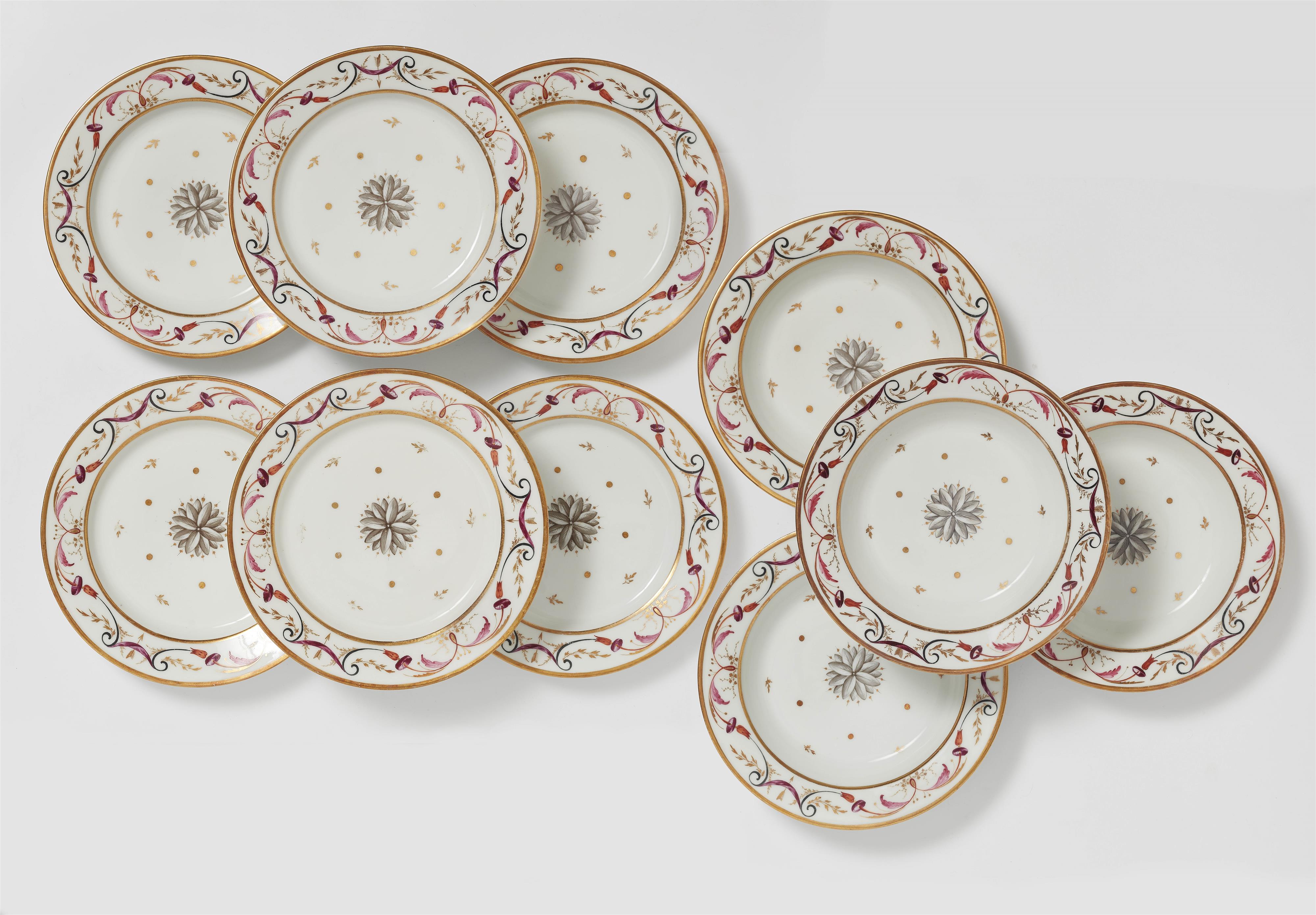 Vier tiefe und sechs flache Teller aus einem Pariser Tafelservice - image-1