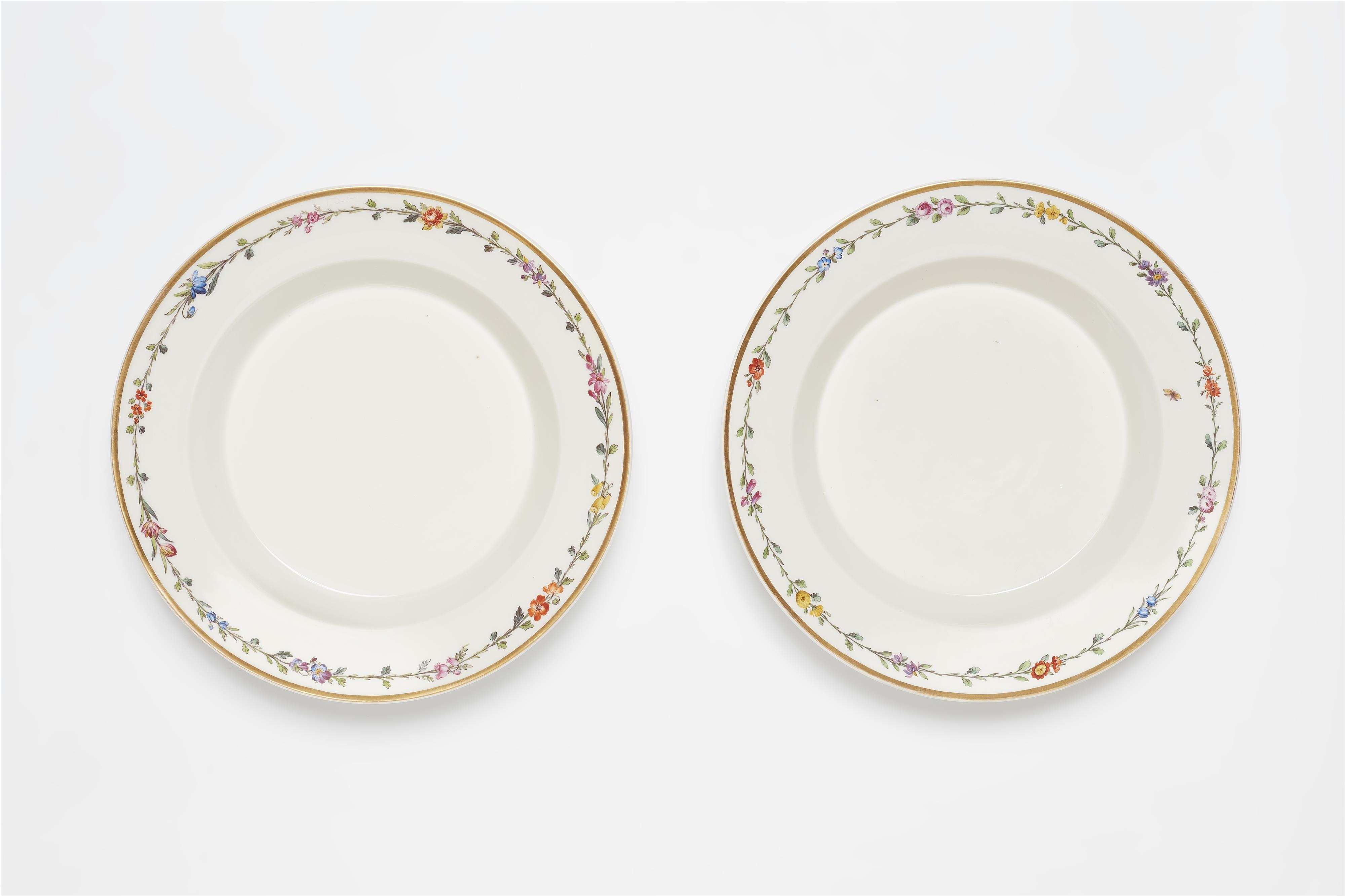 Paar tiefe Teller aus einem königlichen Tafelservice - image-1
