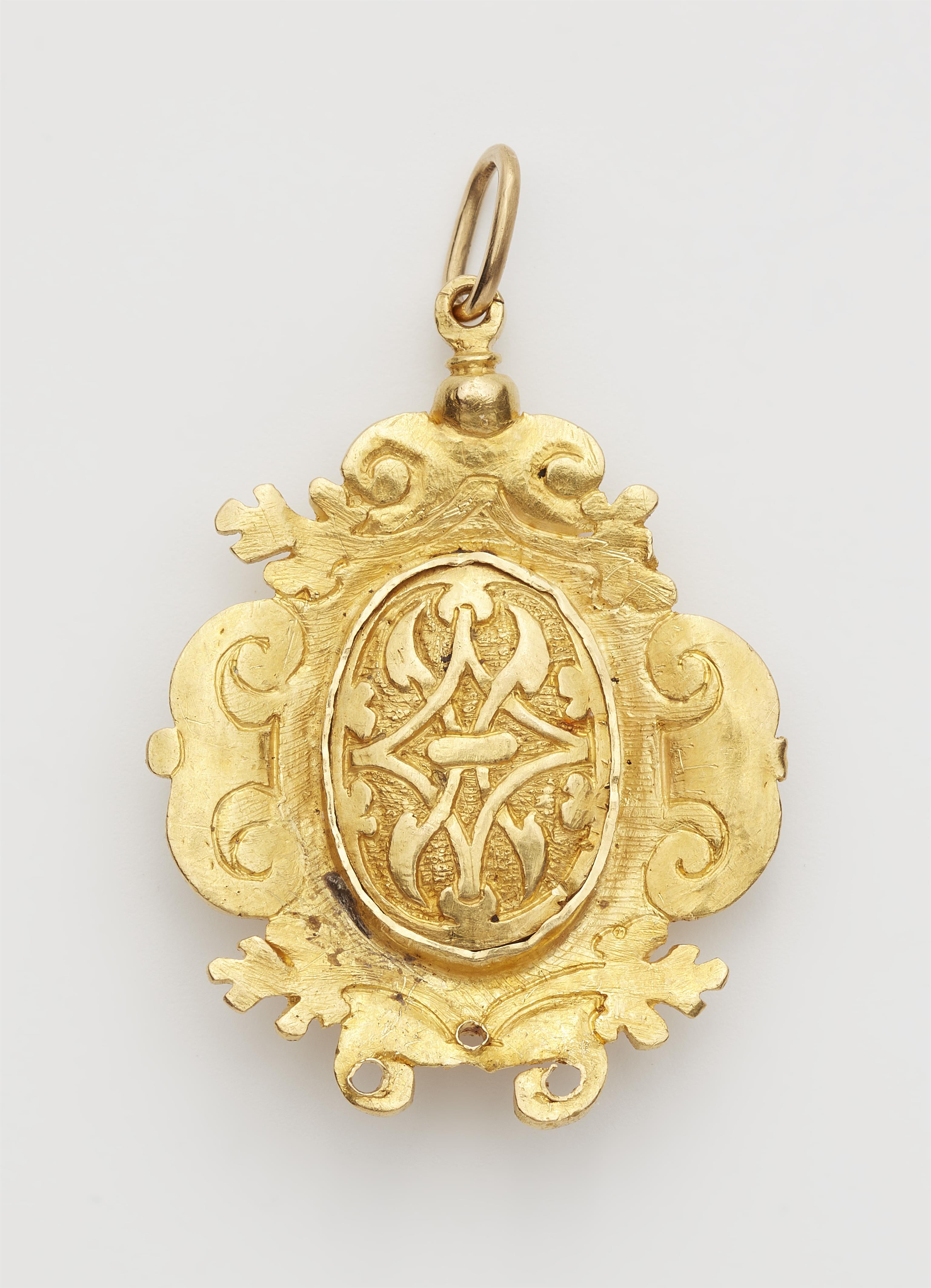 An 18k gold and enamel cartouche frame pendant with a probably Italian 
Renaissance layered chalcedony cameo depicting a lady‘s bust in the style 
of Hellenistic empresses. - image-2