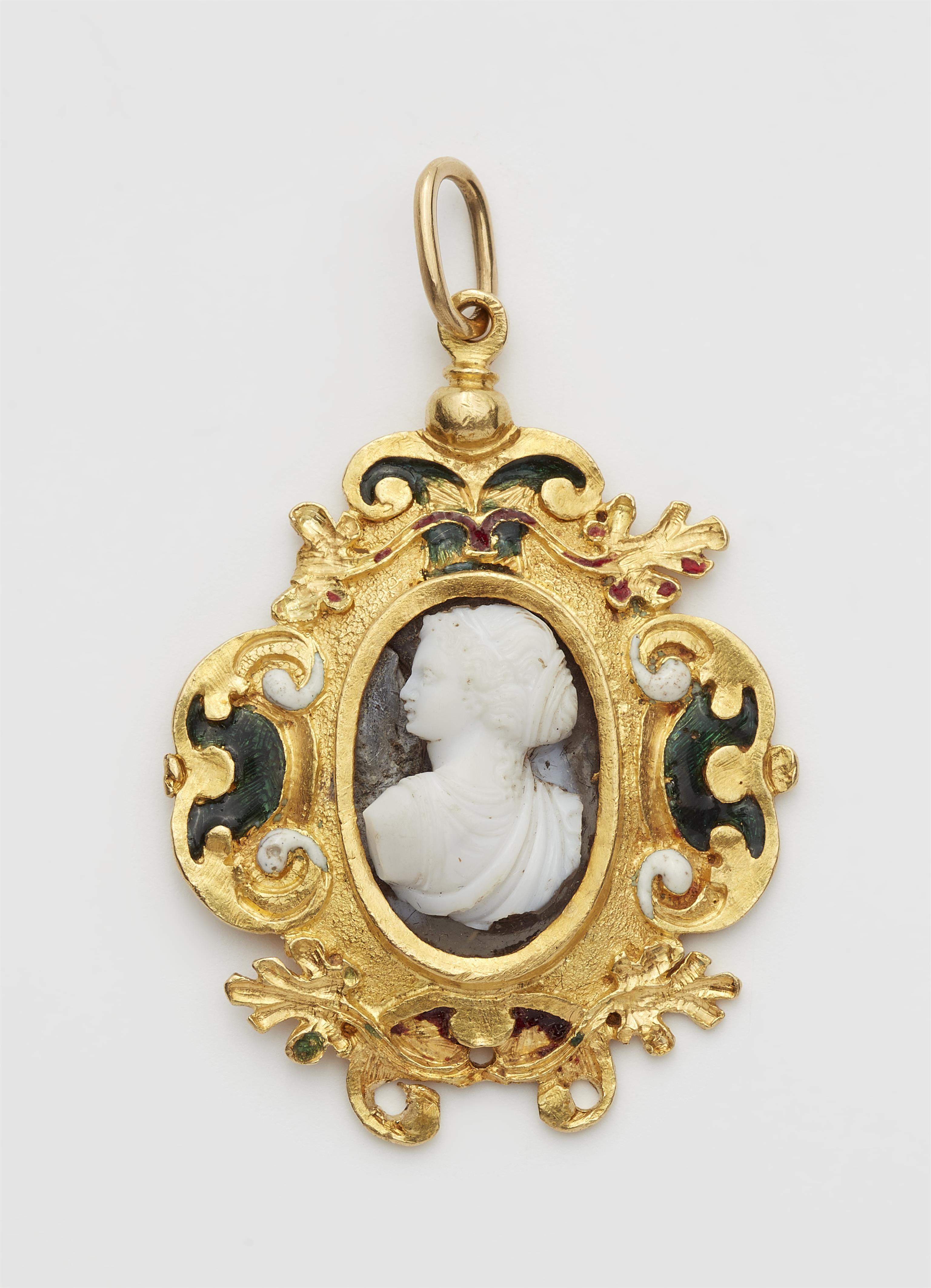 An 18k gold and enamel cartouche frame pendant with a probably Italian 
Renaissance layered chalcedony cameo depicting a lady‘s bust in the style 
of Hellenistic empresses. - image-1