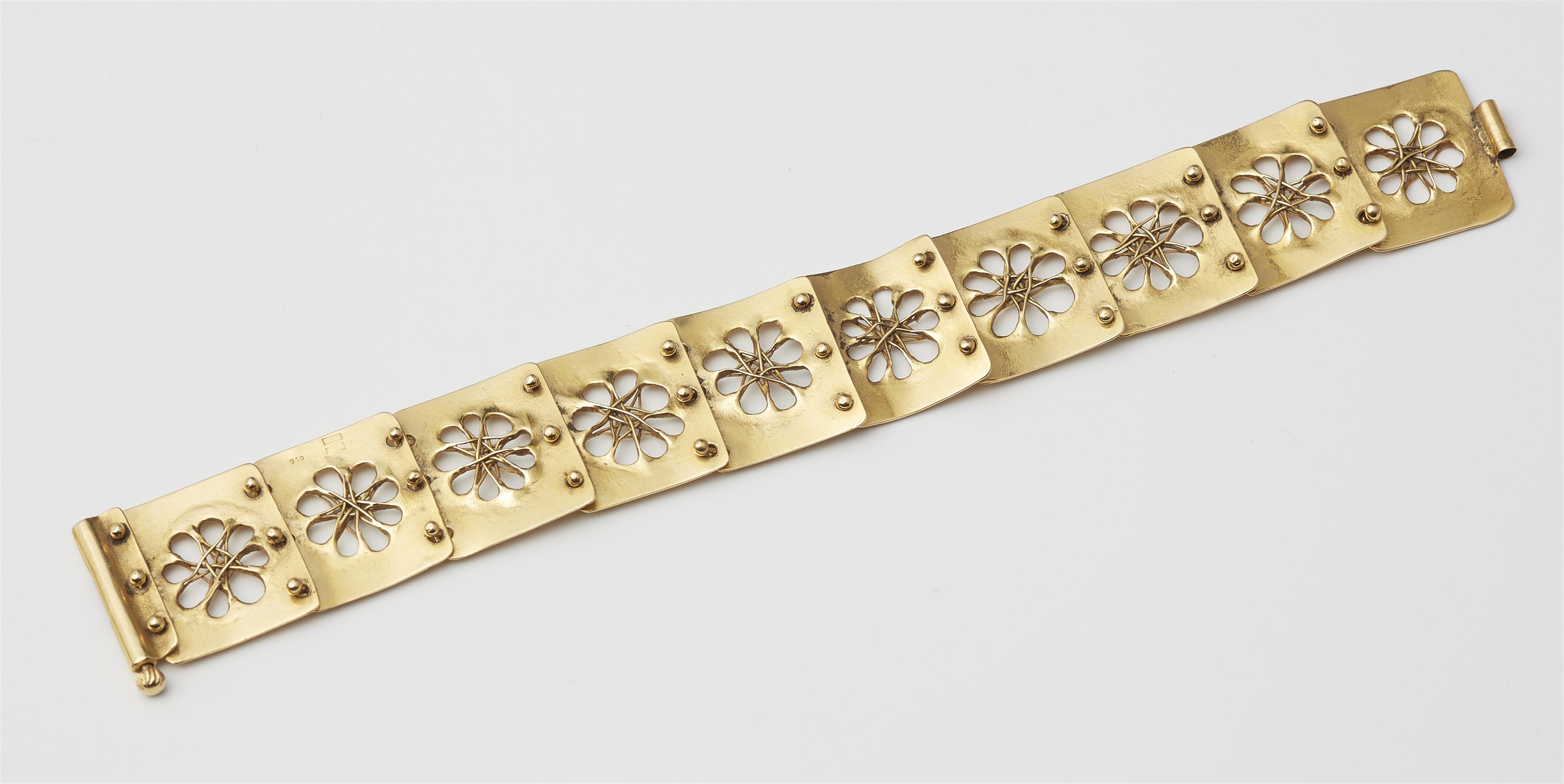 A German hand forged 18k gold bracelet. - image-2