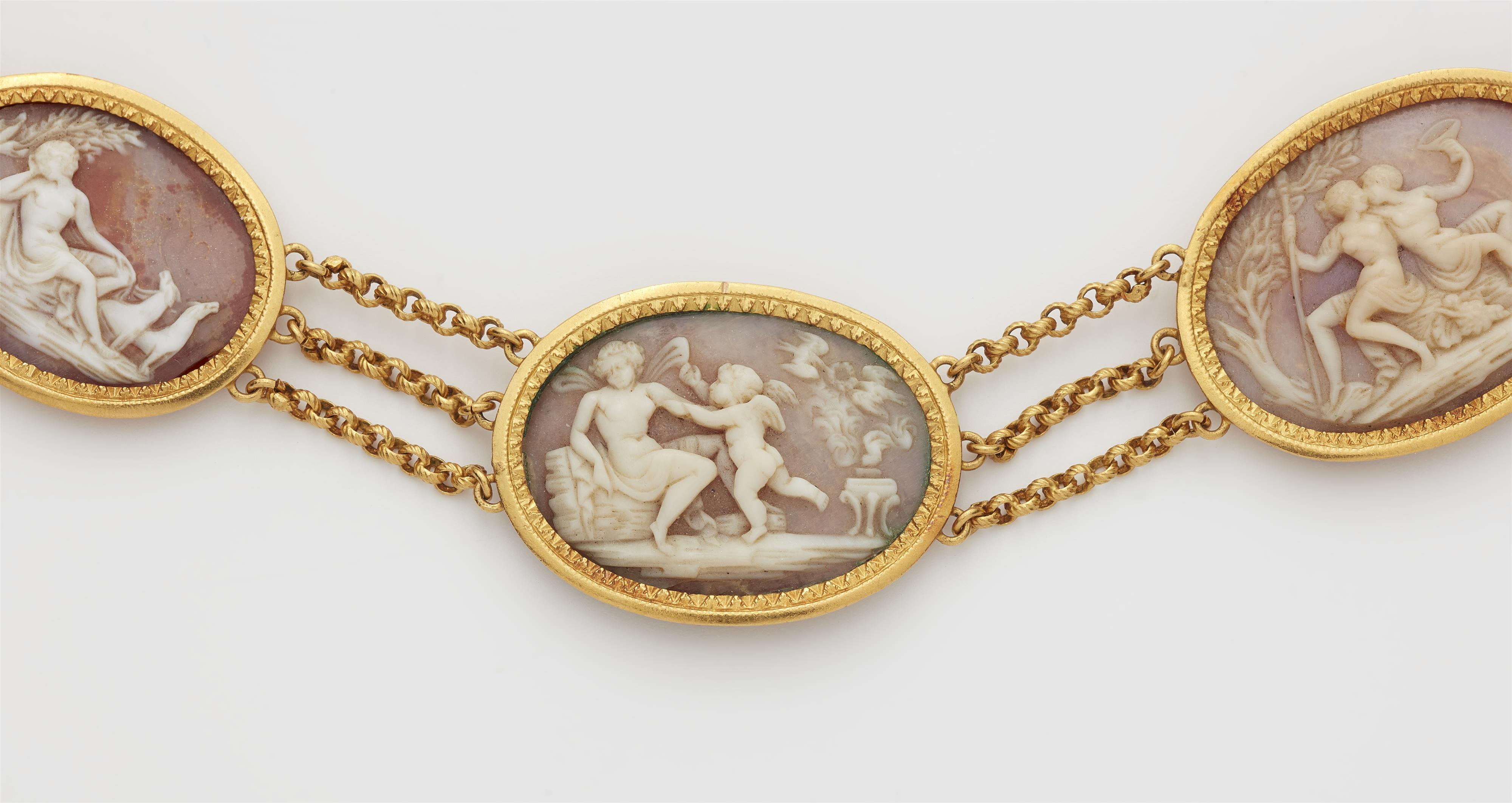 A Neoclassical 18k gold and shell cameo necklace. - image-2