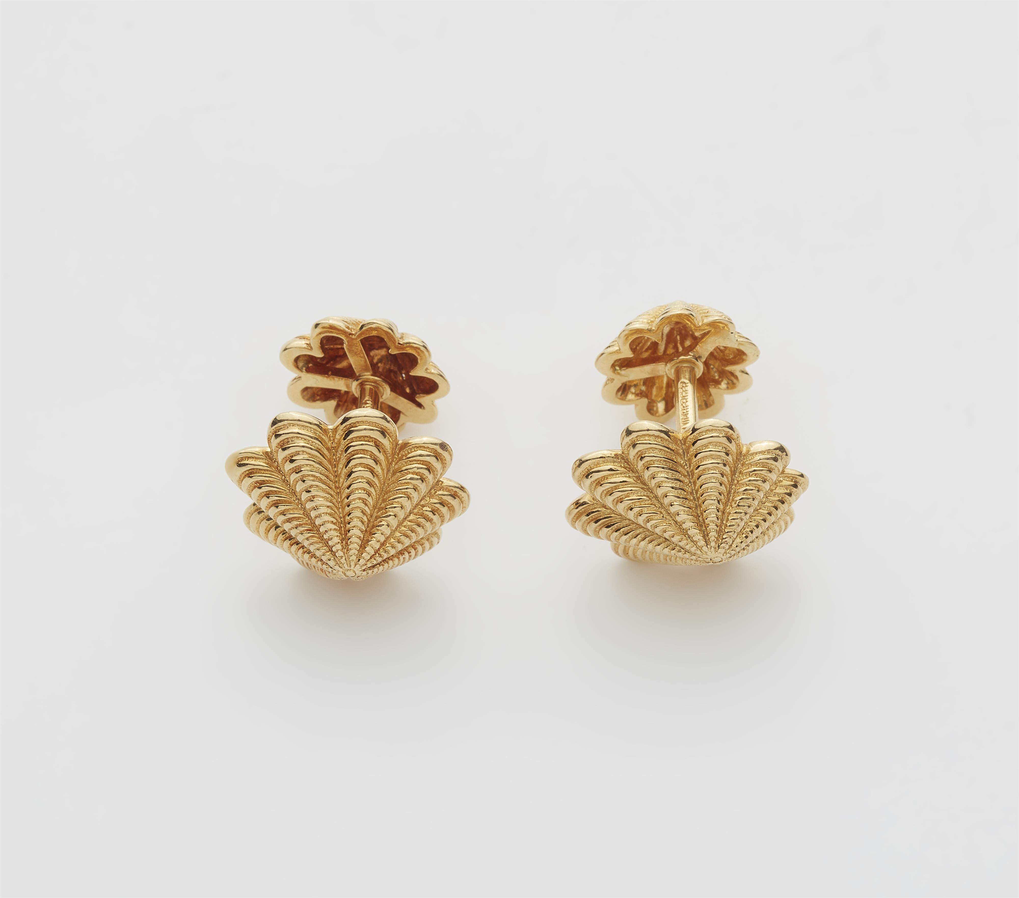 A pair of American 18k gold scallop cufflinks. - image-1
