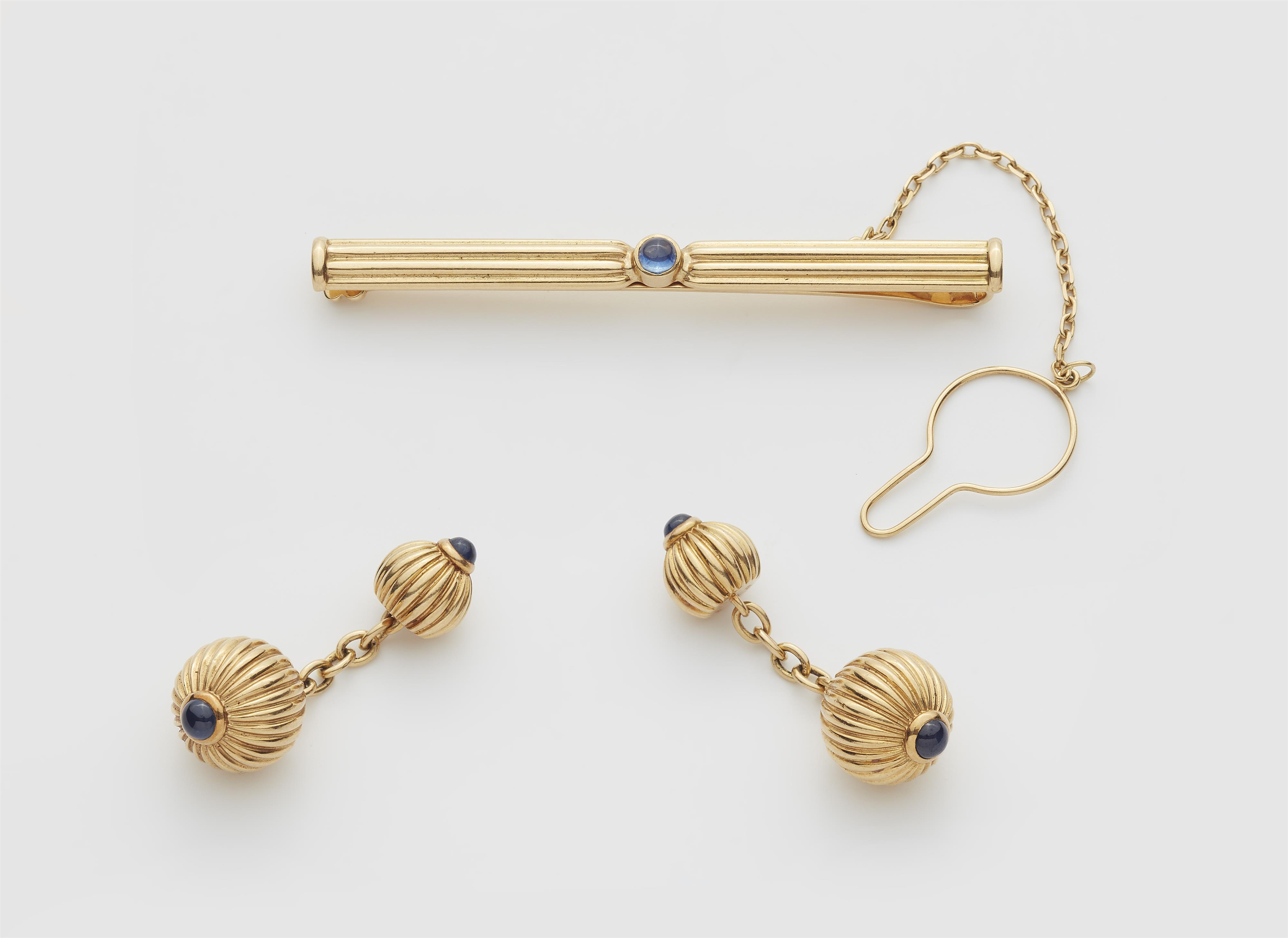 A pair of French godrooned 18k gold and sapphire tie clip and pair of double sided cufflinks. - image-1