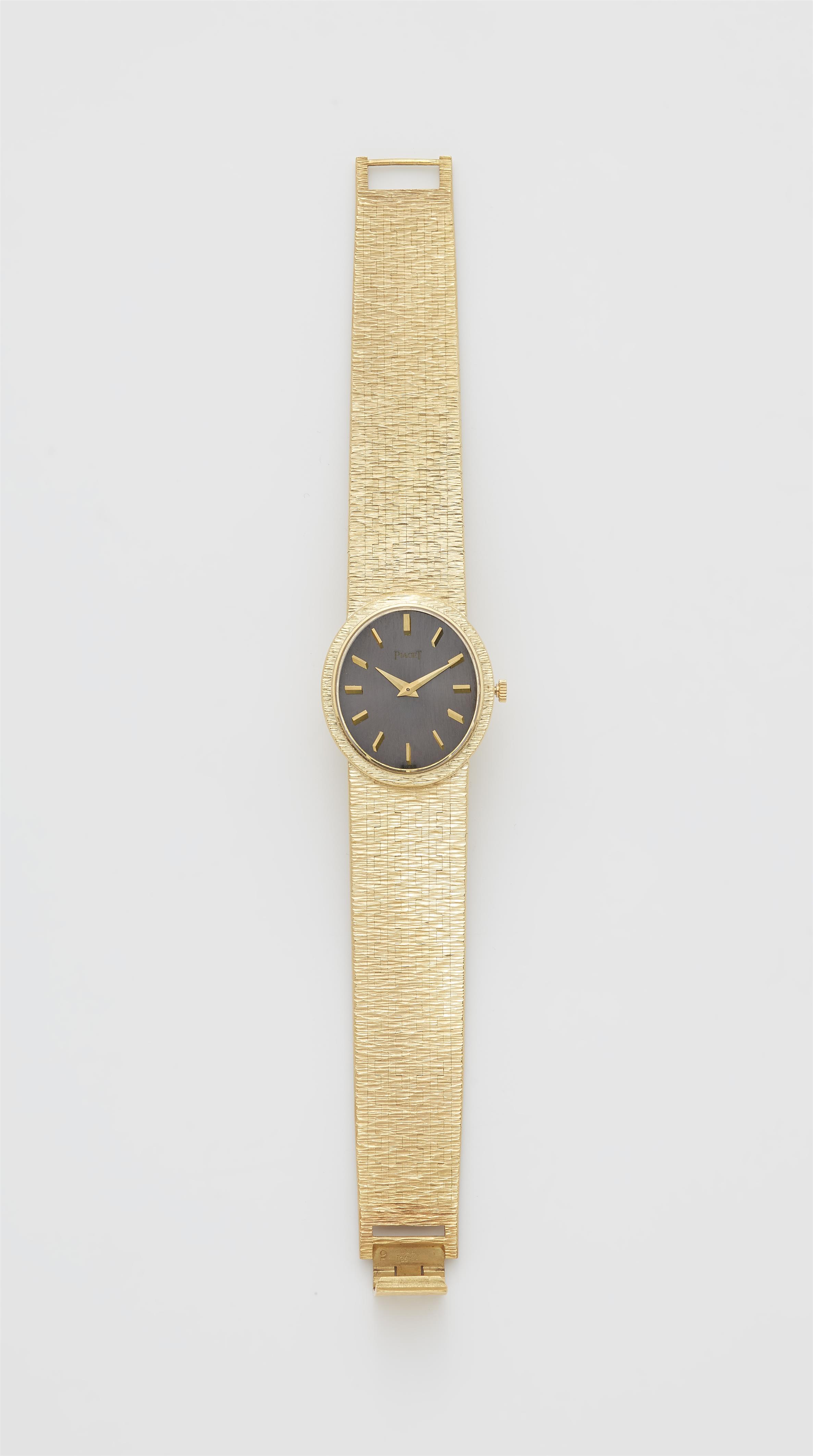 A 18k yellow gold manually wound Piaget ladies wristwatch. - image-1
