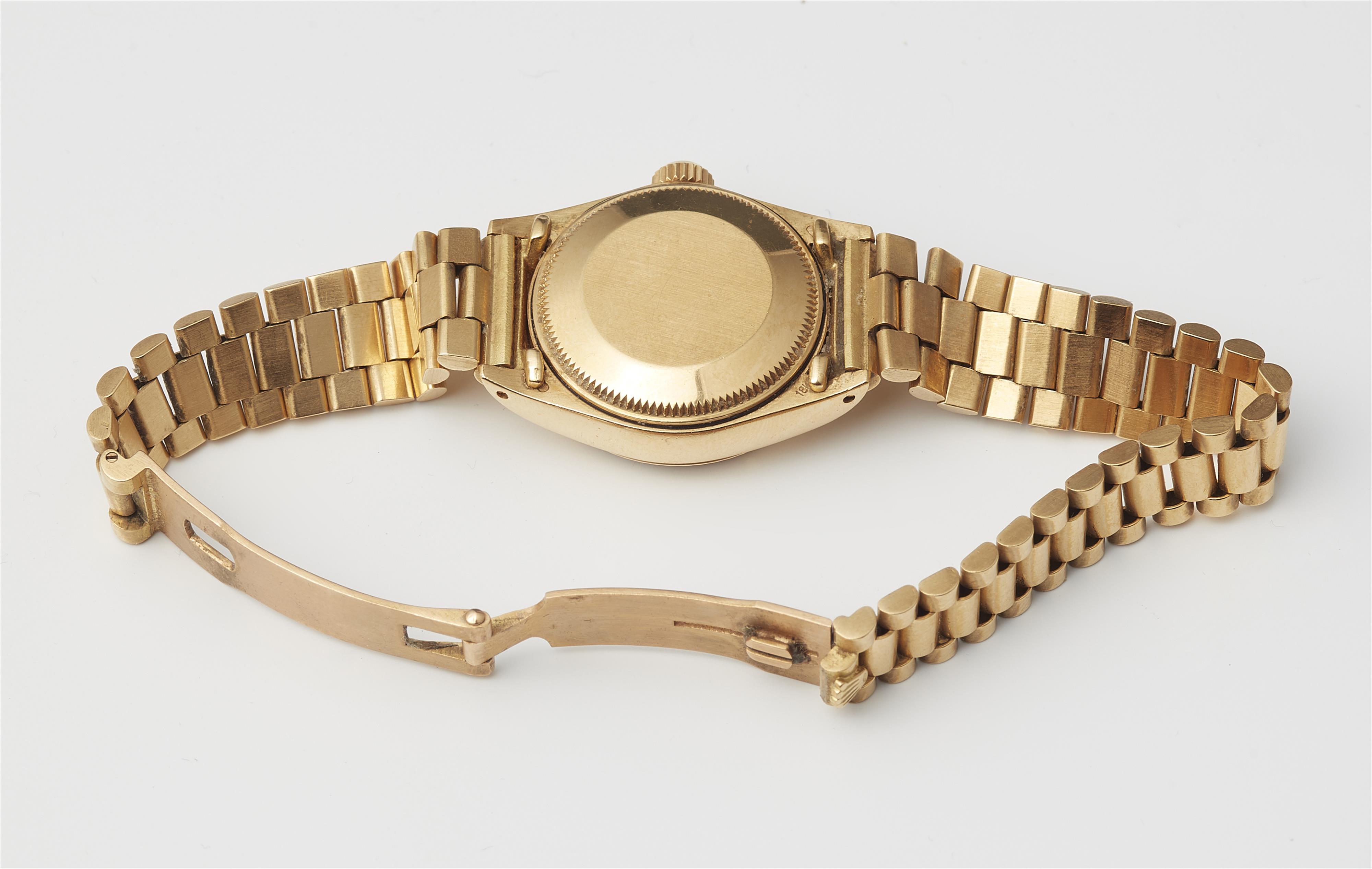 An 18k yellow gold automatic Rolex datejust ladies wristwatch. - image-3