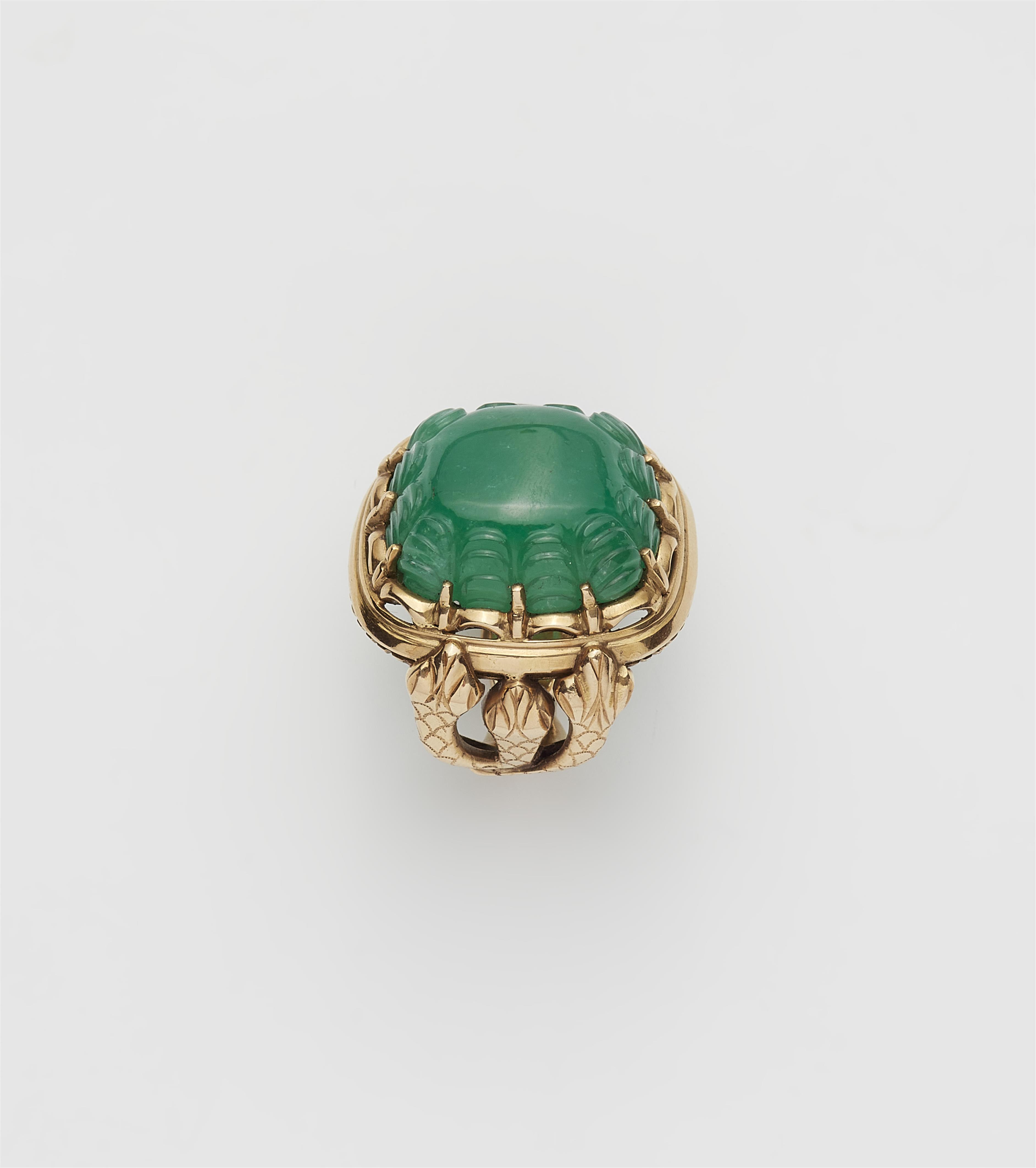 Schlangen-Ring mit beschnitztem Smaragd - image-1